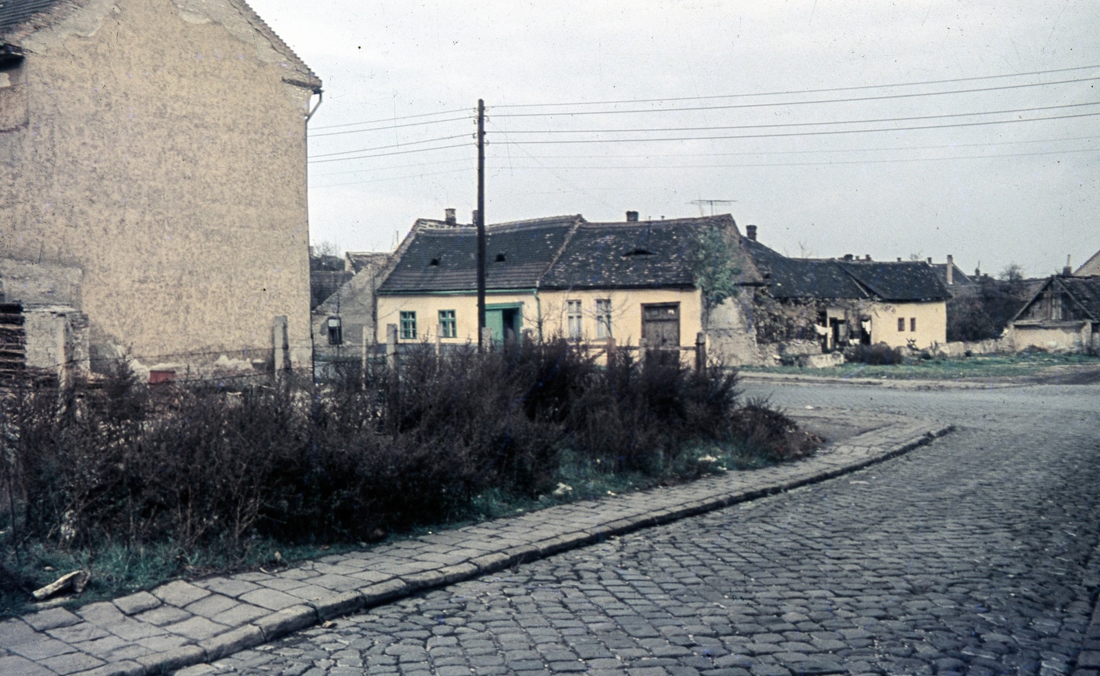 Hungary, Óbuda, Budapest III., Felhévízi utca - Ürömi utca kereszteződése a Daru utca irányából nézve., 1968, Zsanda Zsolt, Vajszada Károly, colorful, street view, cobblestones, Budapest, Fortepan #70120