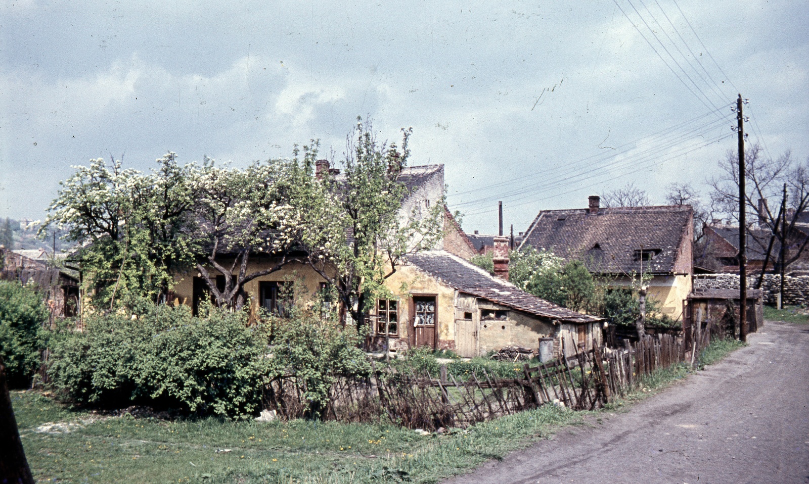 Magyarország, Óbuda, Budapest III., utcaköz a Körte utcánál., 1968, Zsanda Zsolt, Vajszada Károly, színes, utcakép, kuka, Budapest, eltűnt, Fortepan #70122