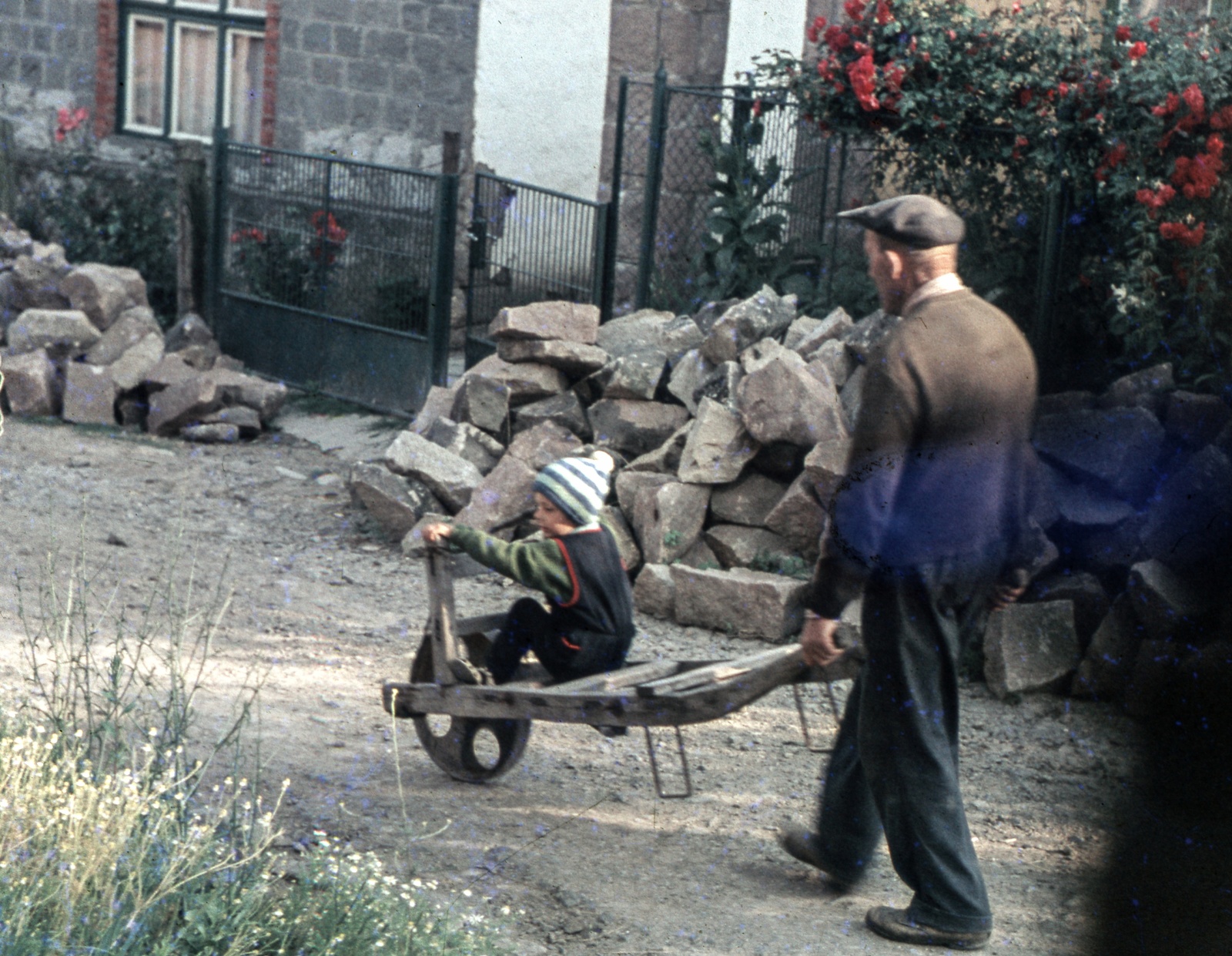 1963, Zsanda Zsolt, Vajszada Károly, colorful, wheelbarrow, man, kid, Fortepan #70128