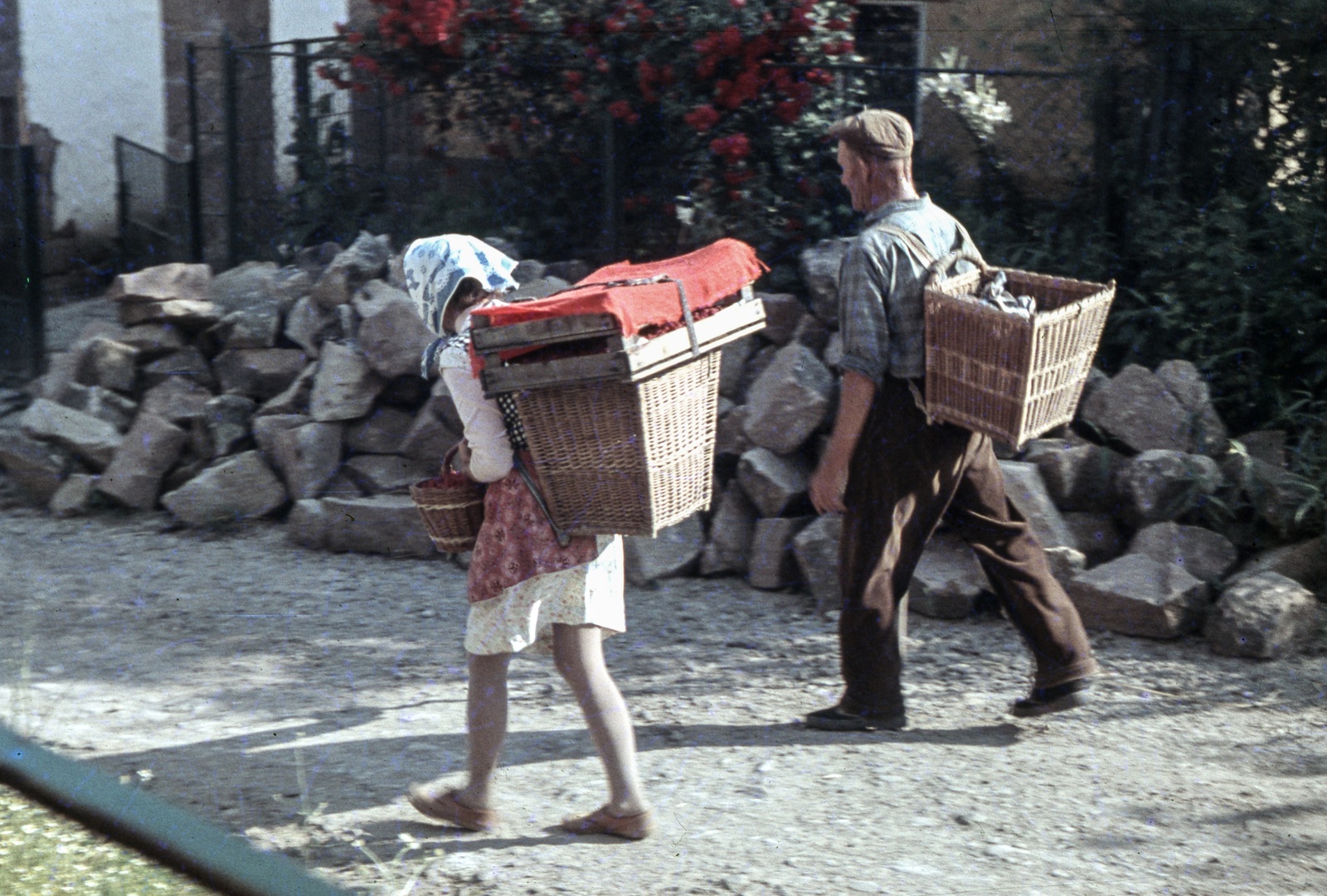 1963, Zsanda Zsolt, Vajszada Károly, colorful, backpacks basket, woman, man, headscarf, Fortepan #70130