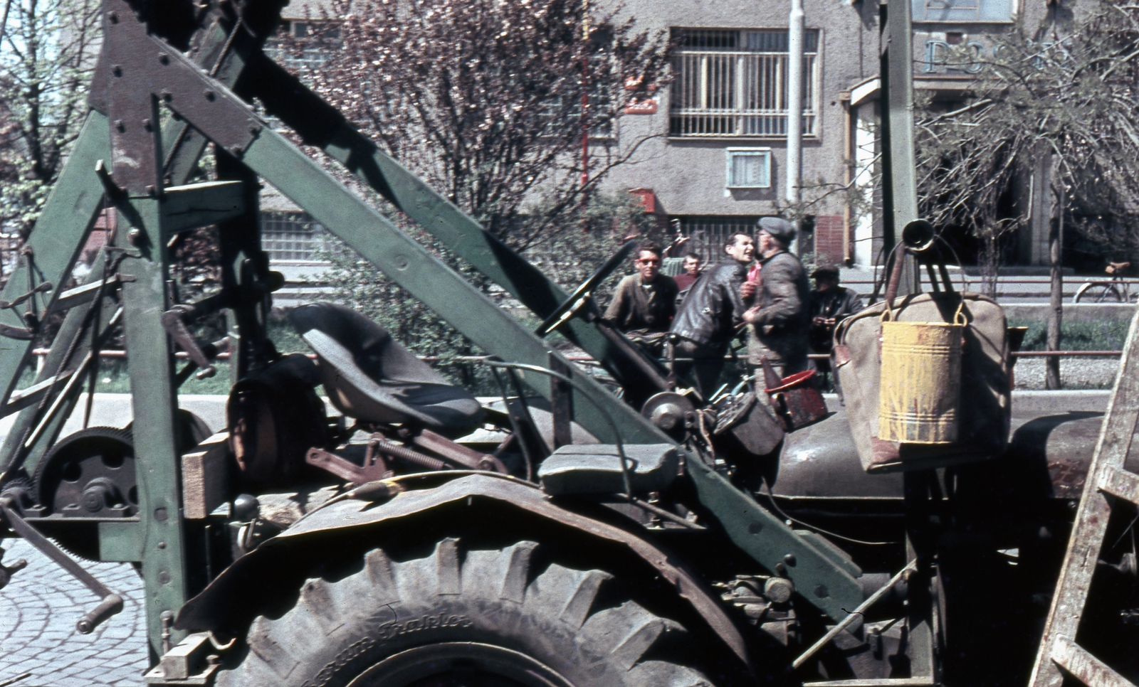 Slovakia, Lučenec, ulica Novohradská., 1963, Zsanda Zsolt, Vajszada Károly, Czechoslovakia, colorful, tractor, bucket, men, Fortepan #70134