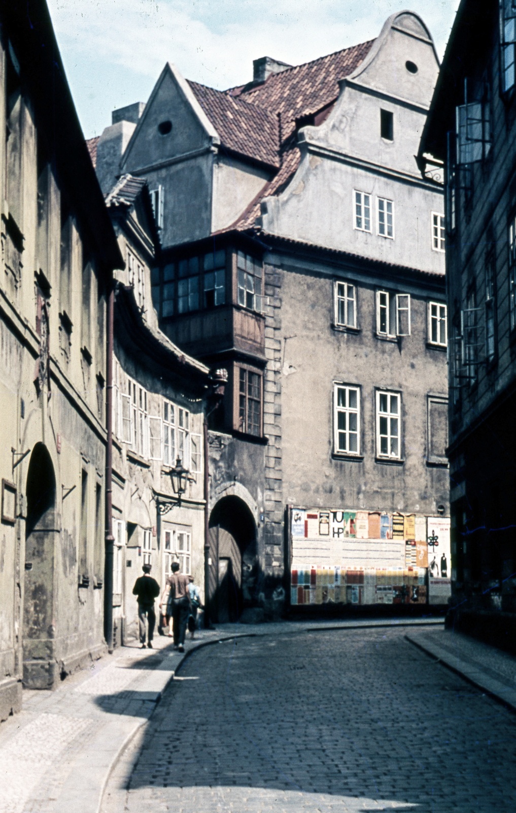 Czech Republik, Prague, Míšeňská ulice az ulice U lužického semináře felé nézve., 1963, Zsanda Zsolt, Vajszada Károly, colorful, poster, street view, cobblestones, building, Fortepan #70136