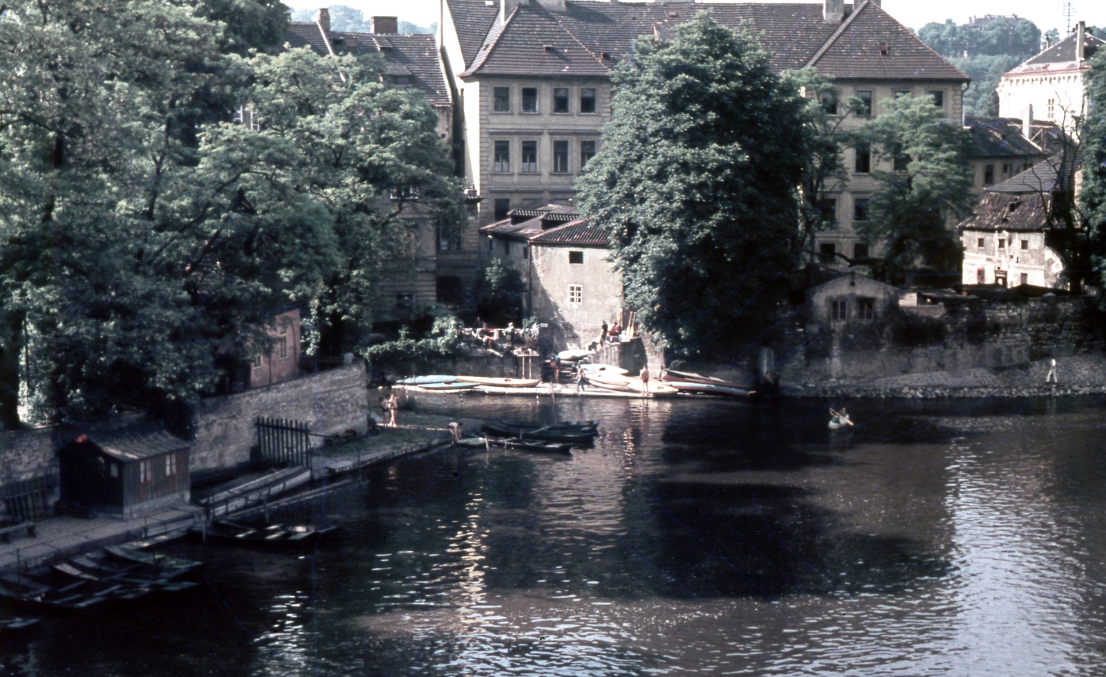 Czech Republik, Prague, Moldva (Vltava) folyó, szemben az Ördög-csatorna (Certovka) torkolata a Károly hídról nézve., 1963, Zsanda Zsolt, Vajszada Károly, Czechoslovakia, colorful, canal, Fortepan #70137