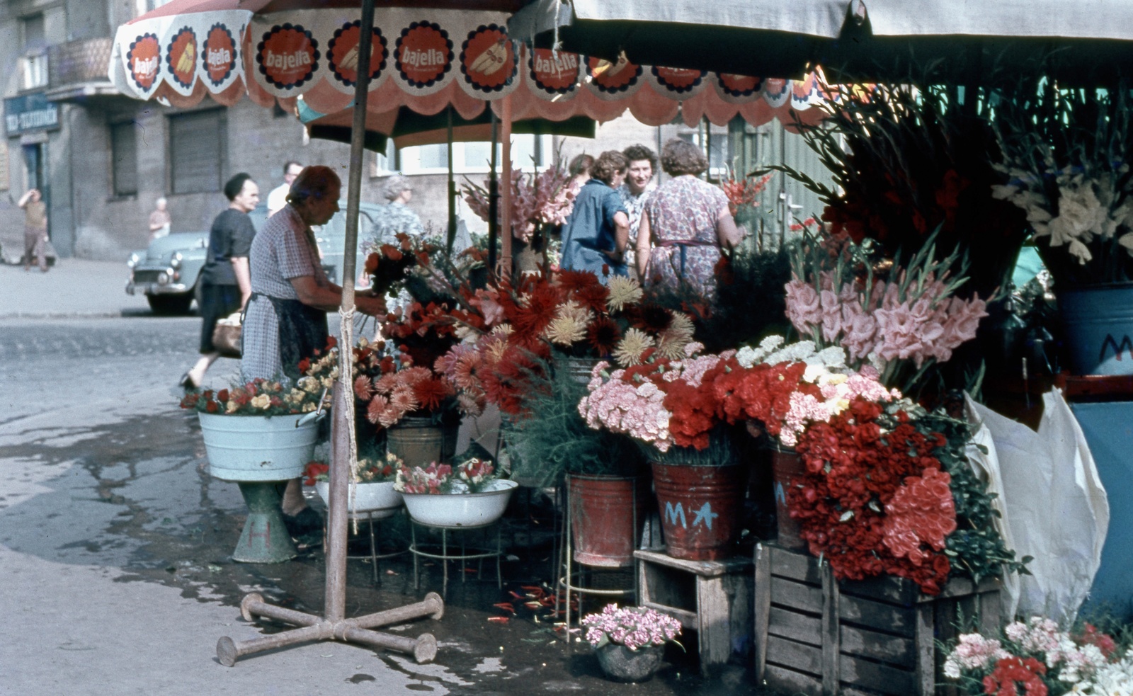 Hungary, Budapest II., Fény utcai piac, virágárusok a Retek utcai oldalon., 1969, Zsanda Zsolt, Vajszada Károly, colorful, bucket, florist, Budapest, Fortepan #70138