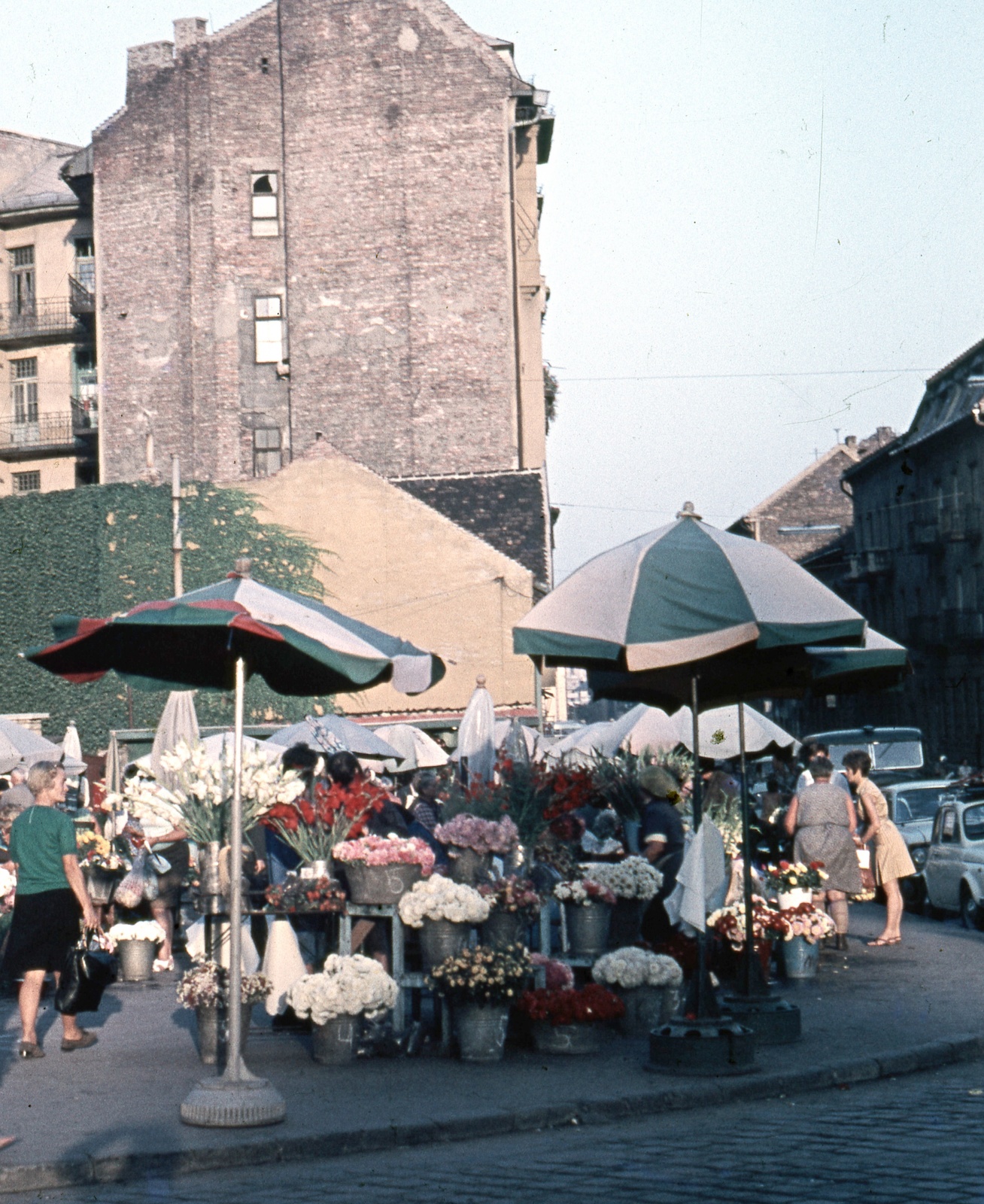 Magyarország, Budapest II., Fény utcai piac, virágárusok a Retek utcai oldalon., 1969, Zsanda Zsolt, Vajszada Károly, színes, napernyő, virágárus, Budapest, Fortepan #70139