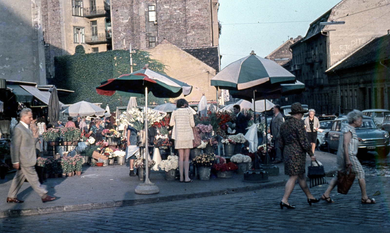 Hungary, Budapest II., Fény utcai piac, virágárusok a Retek utcai oldalon., 1969, Zsanda Zsolt, Vajszada Károly, colorful, sunshades, florist, Budapest, Fortepan #70140