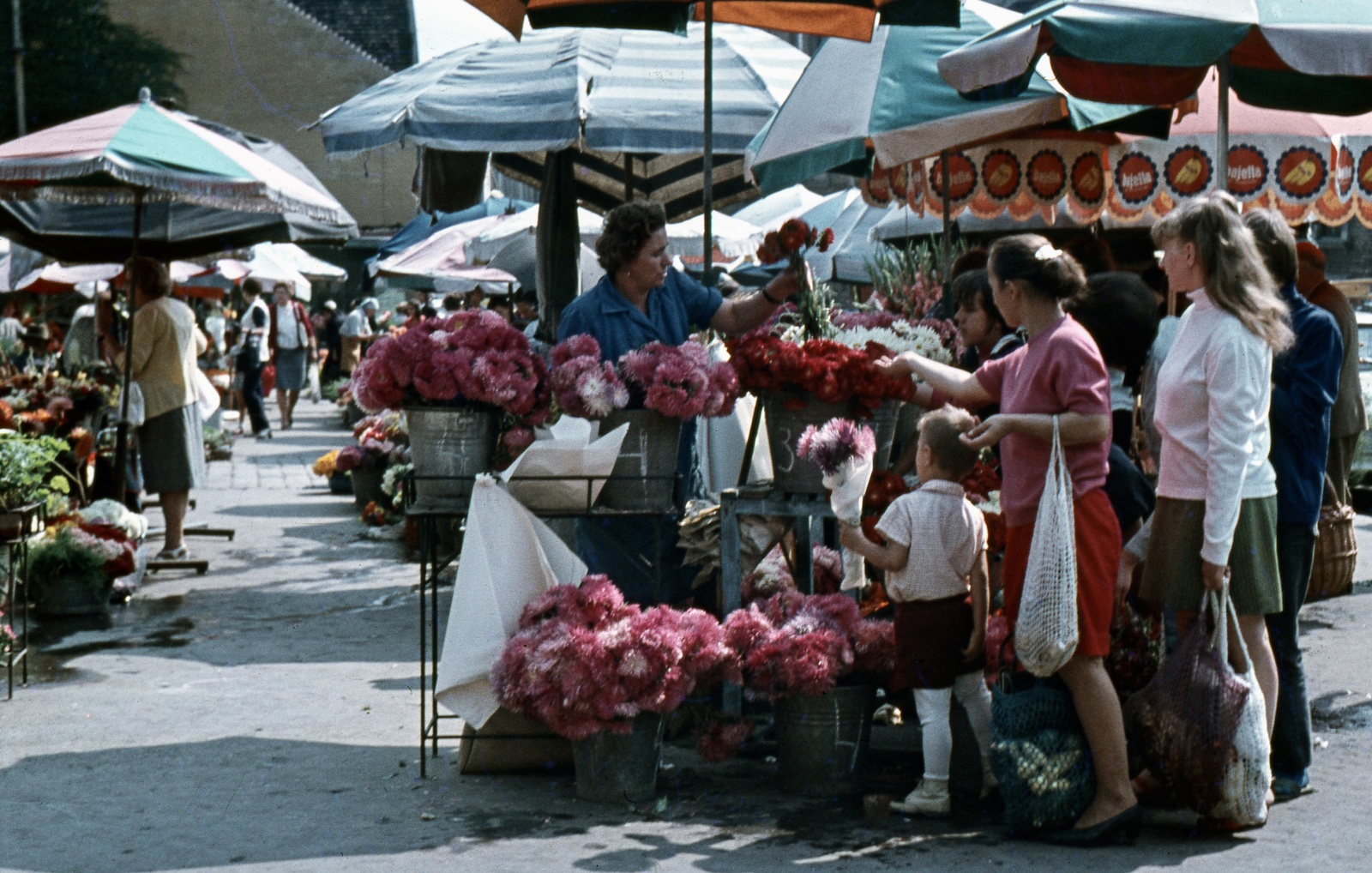 Hungary, Budapest II., Fény utcai piac, virágárusok a Retek utcai oldalon., 1969, Zsanda Zsolt, Vajszada Károly, colorful, sunshades, bucket, florist, bag, Budapest, Fortepan #70163