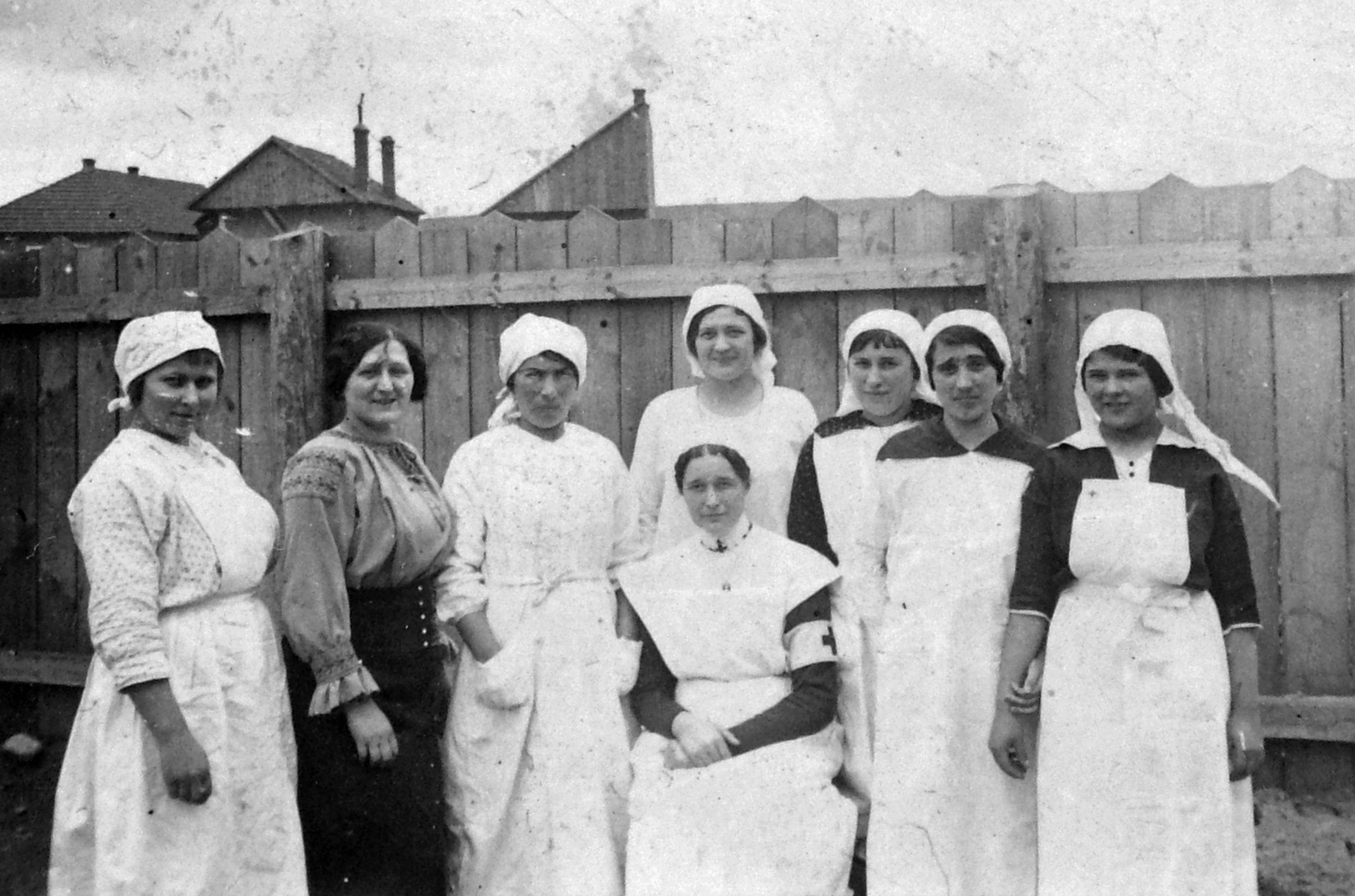 Szlovákia, Rózsahegy, ápolónők az első világháború alatt a barakk kórház előtt., 1917, Fortepan, első világháború, csoportkép, nők, ápolónő, kerítés, Fortepan #7017