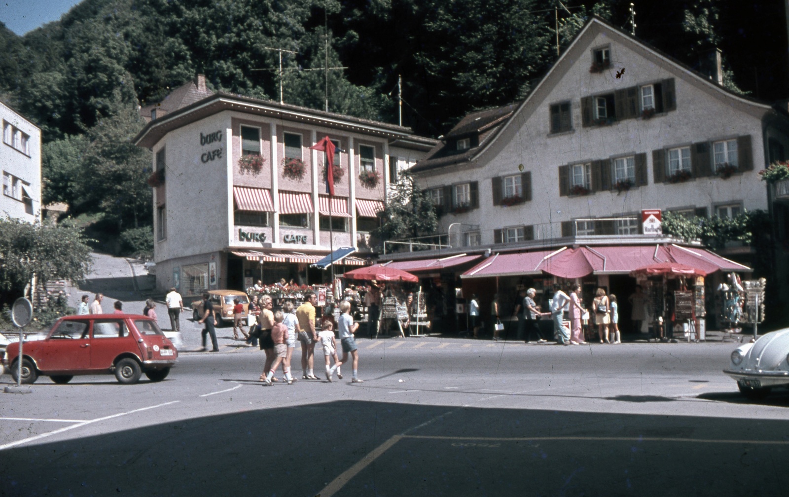 Liechtenstein, Vaduz, Städtle., 1967, Zsanda Zsolt, Vajszada Károly, colorful, Volkswagen Beetle, Fortepan #70177
