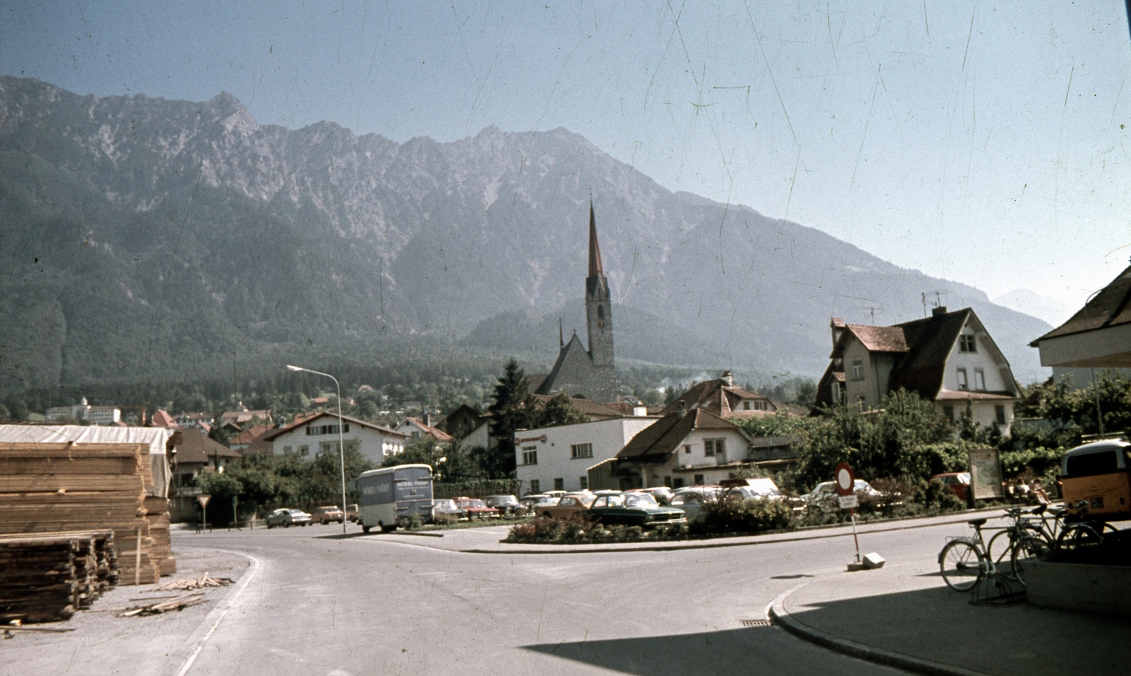 Liechtenstein, Schaan, Postplatz., 1967, Zsanda Zsolt, Vajszada Károly, bicycle, colorful, mountain, Fortepan #70180