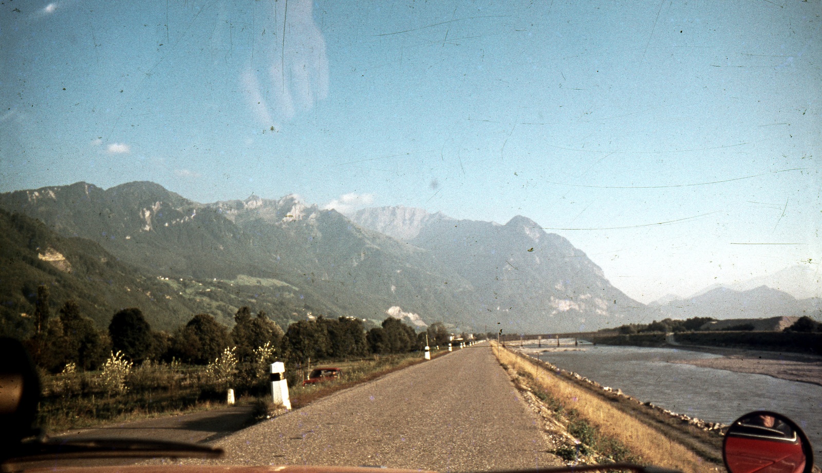 Liechtenstein, Vaduz, panoráma a várostól dél felé nézve, jobbra a Rajna., 1967, Zsanda Zsolt, Vajszada Károly, színes, hegy, Fortepan #70181