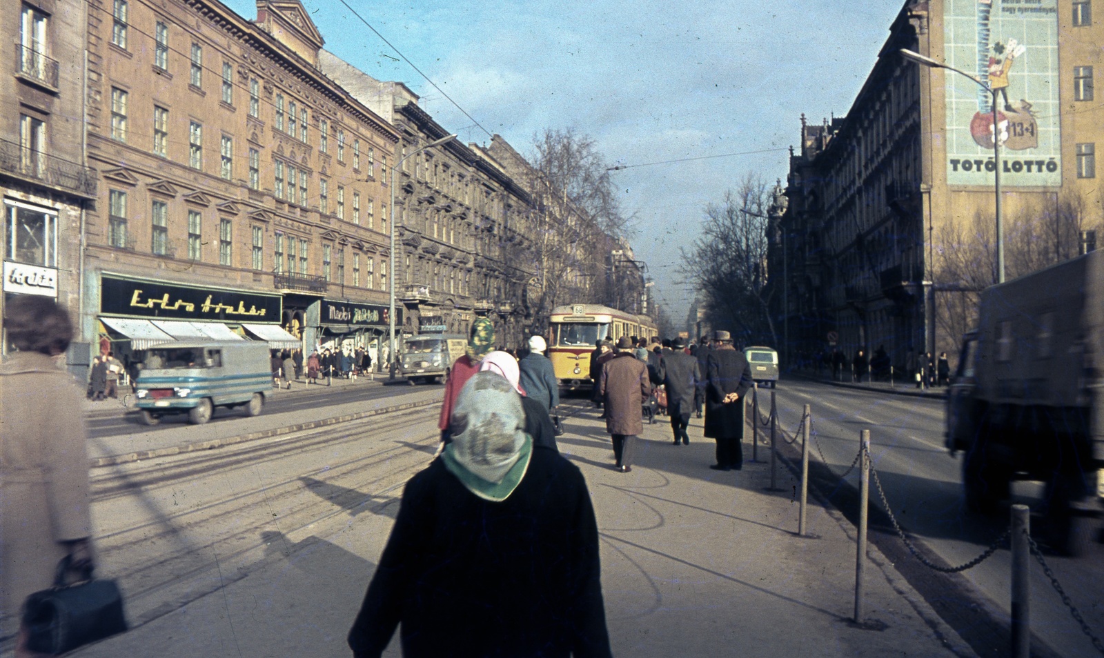 Magyarország, Budapest VII., villamosmegálló az Astoriánál a Rákóczi út felé nézve., 1969, Zsanda Zsolt, Vajszada Károly, színes, villamos, FVV CSM-2/CSM-4, neon felirat, Budapest, viszonylatszám, Fortepan #70185