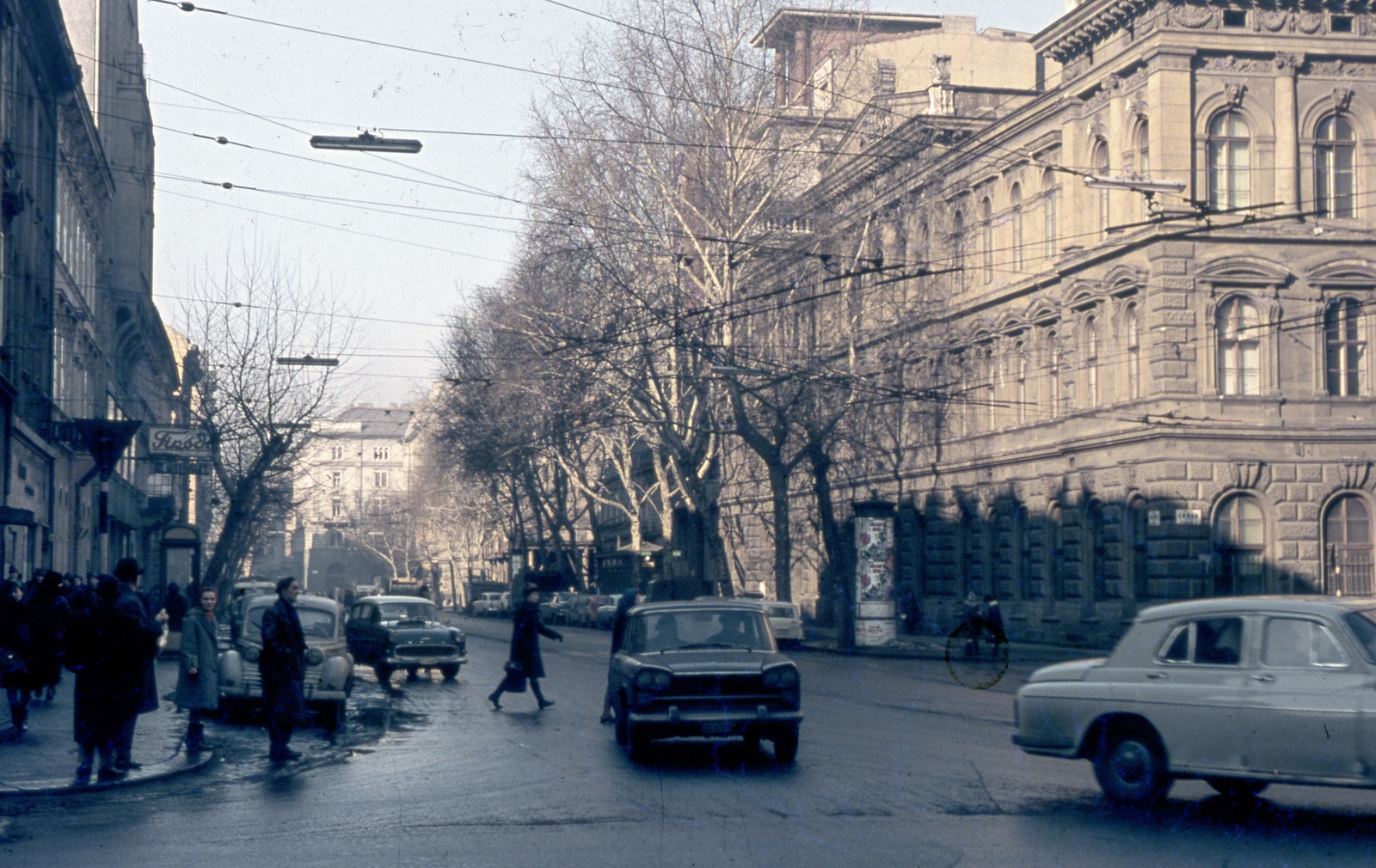 Hungary, Budapest VI., Nagymező utca a Király (Majakovszkij) utcától nézve. Jobbra a Bartók Béla Konzervatórium., 1969, Zsanda Zsolt, Vajszada Károly, colorful, Budapest, Fortepan #70187