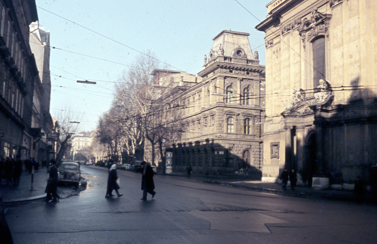 Hungary, Budapest VI., Nagymező utca a Király (Majakovszkij) utcától nézve. Jobbra a Terézvárosi templom és a Bartók Béla Konzervatórium., 1969, Zsanda Zsolt, Vajszada Károly, colorful, Budapest, Fortepan #70188