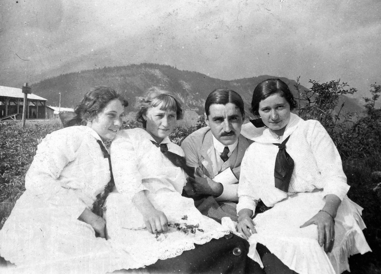 Szlovákia, Rózsahegy, ápolónők az első világháború alatt, balra a háttérben a barakk kórház., 1917, Fortepan, első világháború, egyenruha, kert, csoportkép, nők, férfi, virágcsokor, derű, Fortepan #7019