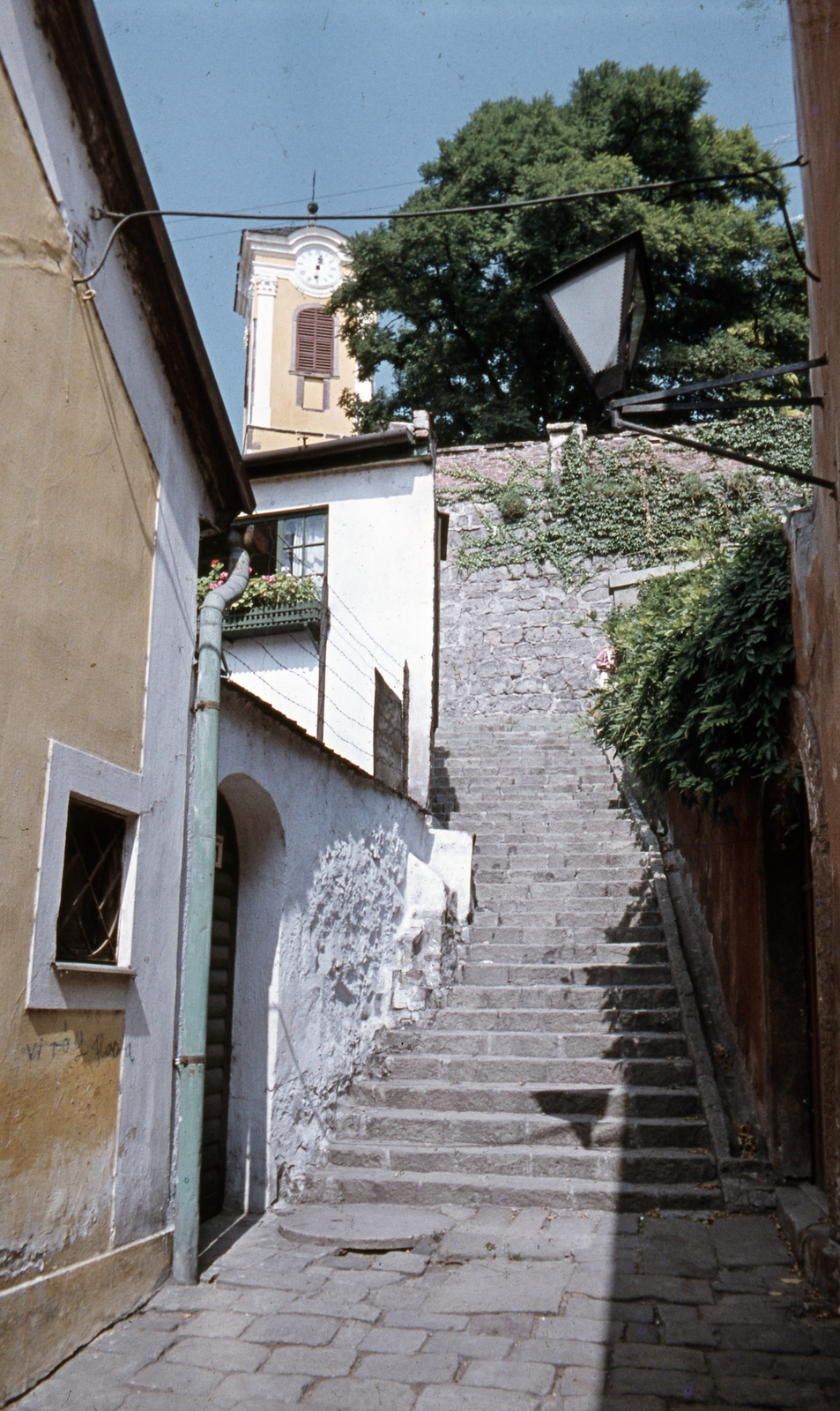 Hungary, Szentendre, a Fő (Marx) térről a Várdombra vezető Hild (ekkor névtelen) lépcső, fent a Keresztelő Szent János-templom tornya látható., 1969, Zsanda Zsolt, Vajszada Károly, colorful, Fortepan #70195