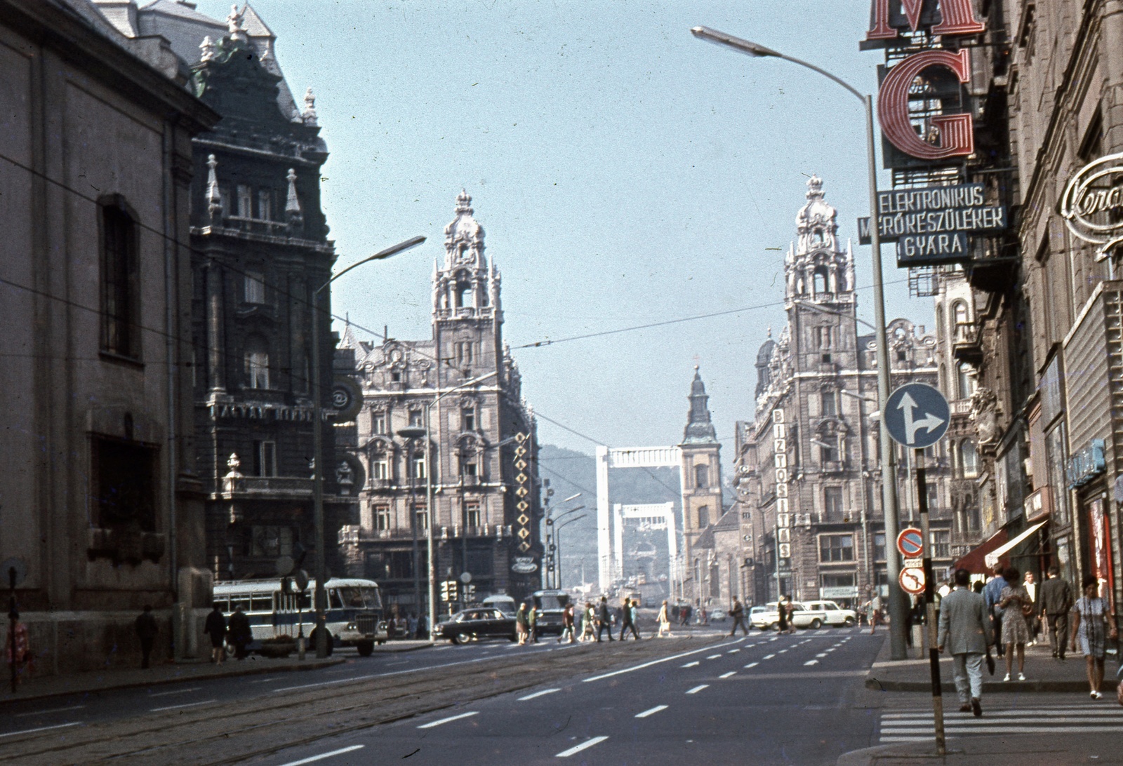 Hungary, Budapest V., Kossuth Lajos utca a Városház utca torkolatánál, távolban az Erzsébet híd., 1970, Zsanda Zsolt, Vajszada Károly, colorful, neon sign, Ikarus-brand, neon sign, Budapest, Ikarus 620, Fortepan #70209