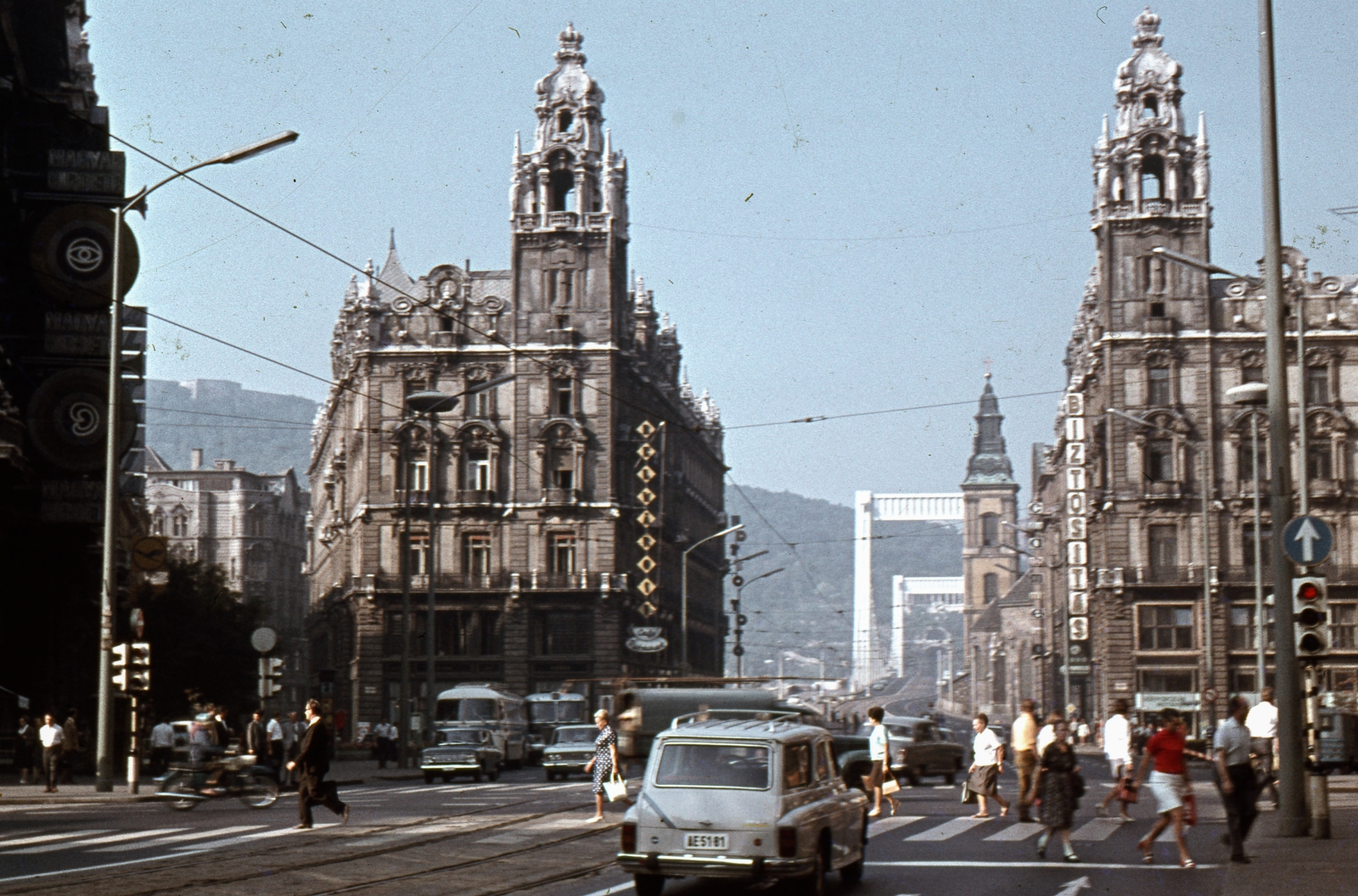 Magyarország, Budapest V., Ferenciek tere (Felszabadulás tér) a Szabad sajtó út felé nézve. Háttérben az Erzsébet híd., 1970, Zsanda Zsolt, Vajszada Károly, színes, Korb Flóris-terv, Giergl Kálmán-terv, palota, neon felirat, eklektikus építészet, Budapest, Sávoly Pál-terv, Fortepan #70210