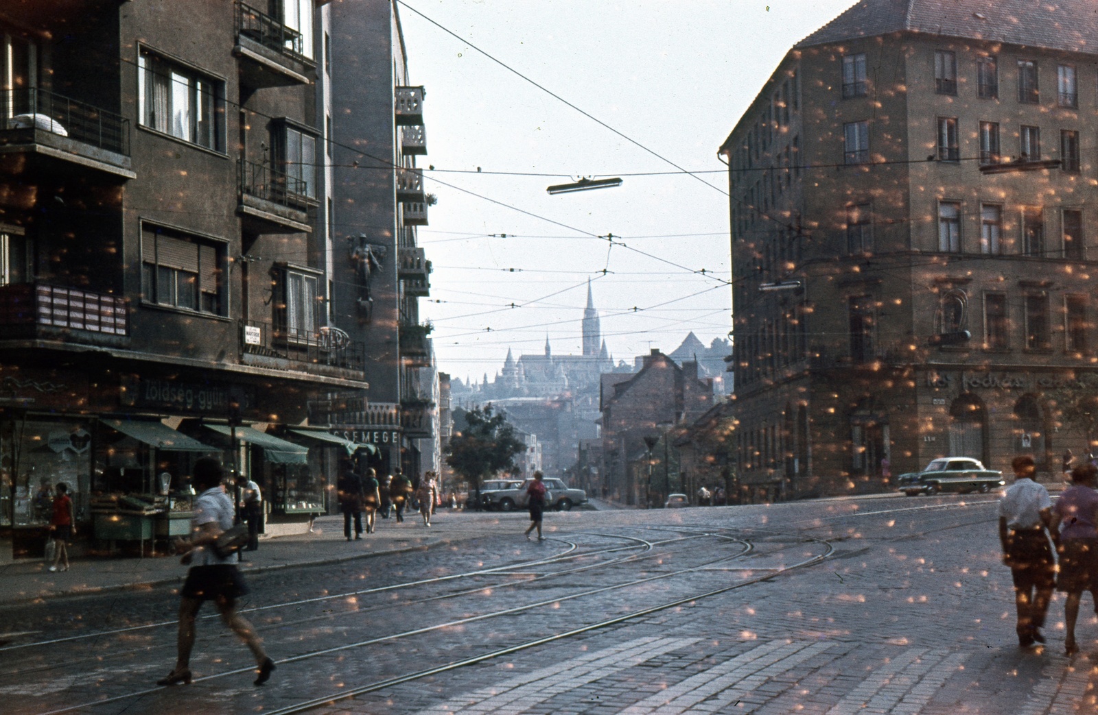 Hungary, Budapest II., Margit körút (Mártírok útja) - Bem József utca - Horvát utca kereszteződés. Távolban a Halászbástya és a Mátyás-templom látható., 1970, Zsanda Zsolt, Vajszada Károly, colorful, Budapest, Fortepan #70211