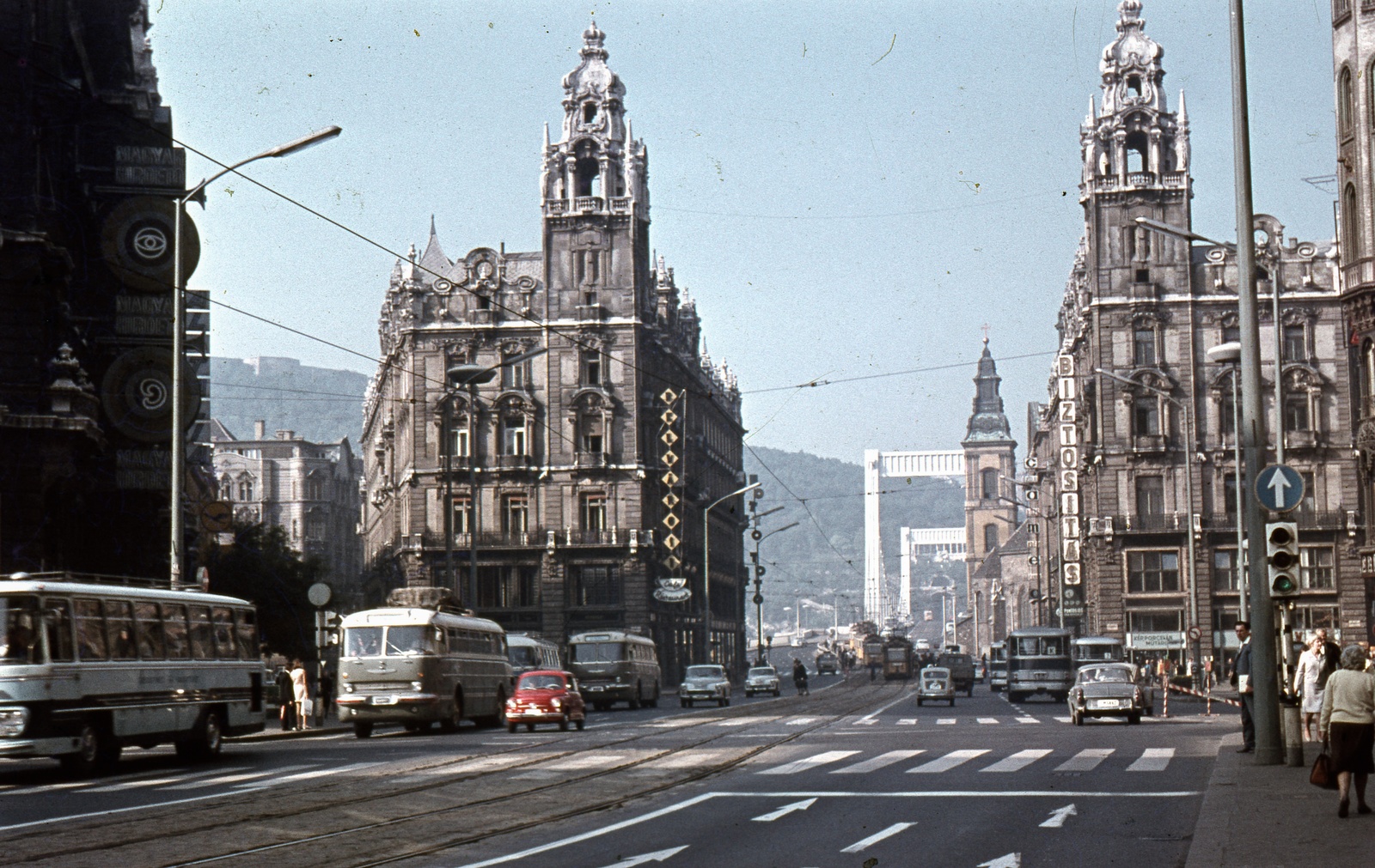 Magyarország, Budapest V., Ferenciek tere (Felszabadulás tér) a Szabad sajtó út felé nézve. Háttérben az Erzsébet híd., 1970, Zsanda Zsolt, Vajszada Károly, színes, Korb Flóris-terv, Giergl Kálmán-terv, Ikarus 55, palota, Zastava 750, Skoda 1000 MB, neon felirat, eklektikus építészet, Budapest, Sávoly Pál-terv, Fortepan #70212