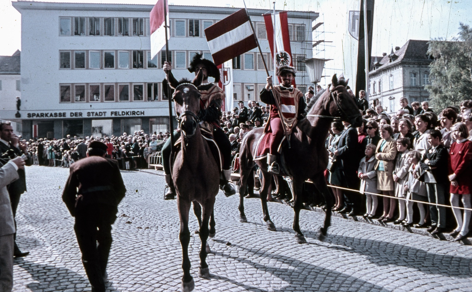 Ausztria, Feldkirch, Sparkassenplatz., 1967, Zsanda Zsolt, Vajszada Károly, színes, ló, jelmez, kockakő, díszszemle, Fortepan #70213