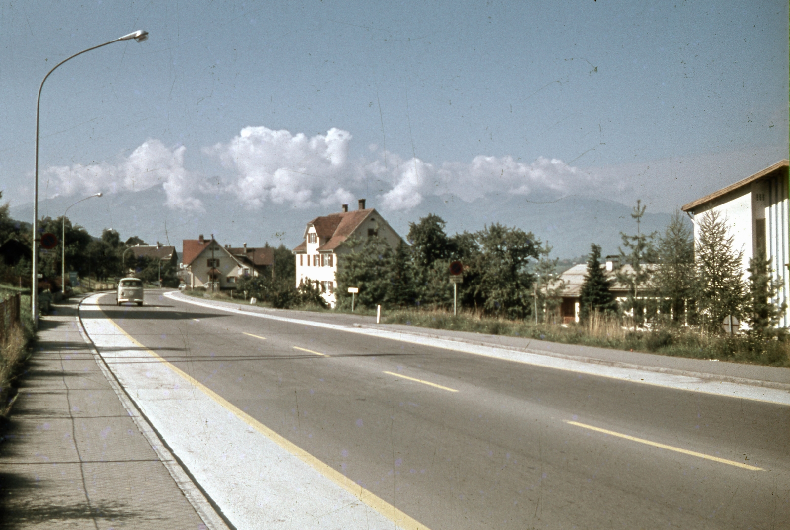 Austria, Feldkirch, Liechtensteiner Strasse, jobbra a Rheinbergerstrasse torkolata., 1967, Zsanda Zsolt, Vajszada Károly, colorful, Volkswagen-brand, mountain, automobile, Fortepan #70219