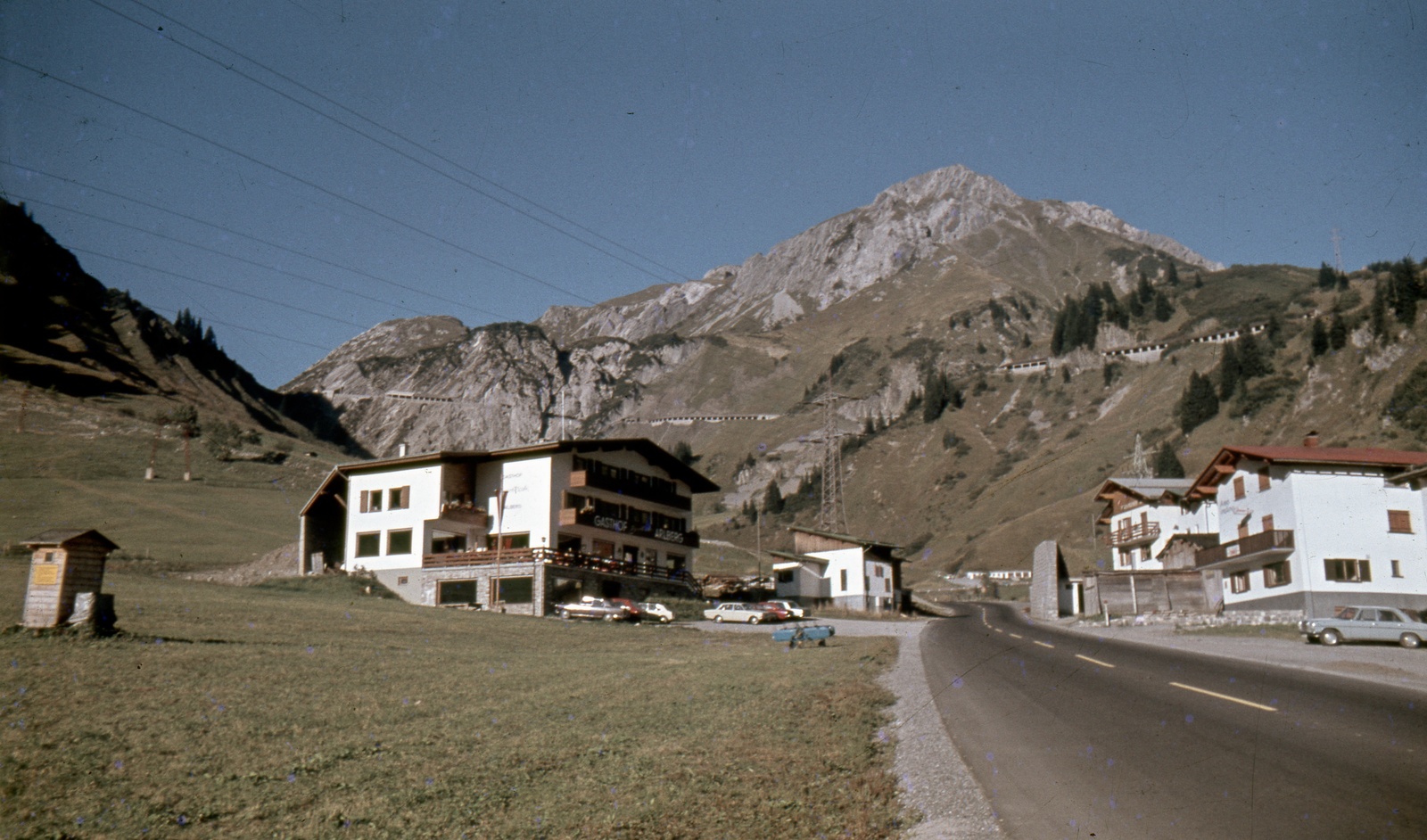 Austria, Stuben am Arlberg, háttérben a hegyoldalban a Flexenstrasse., 1967, Zsanda Zsolt, Vajszada Károly, colorful, mountain, Fortepan #70223