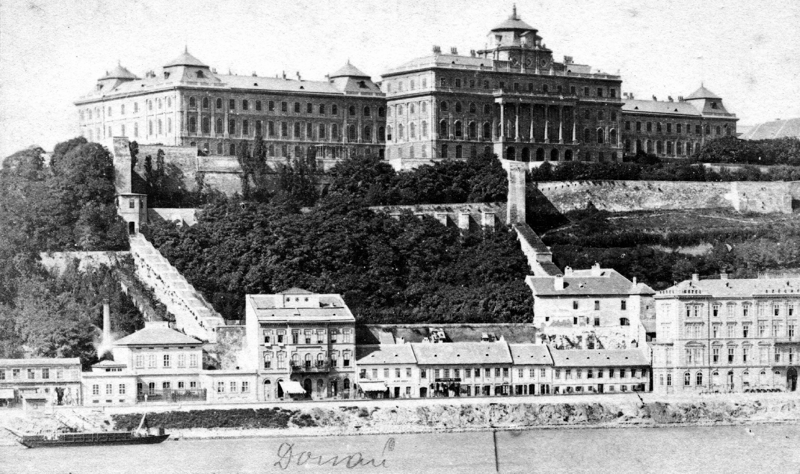 Magyarország, Budapest I., Királyi Palota (később Budavári Palota) és a Lánchíd utca házai a Dunáról nézve. A felvétel 1875 körül készült., 1900, Lajtai László, stég, palota, rakpart, Budapest, Fortepan #70250