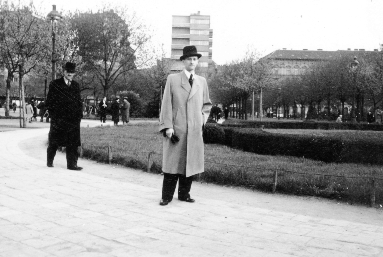 Hungary, Budapest VIII., II. János Pál pápa (Tisza Kálmán) tér, háttérben középen a 14. számú ház., 1943, Fortepan, Budapest, Fortepan #70268
