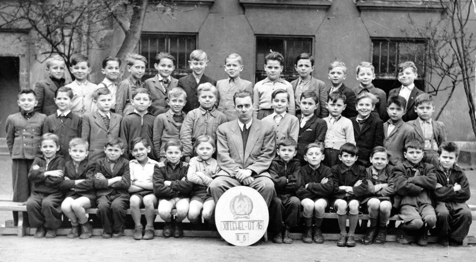 Magyarország, Budapest XIII., Lehel utca 16. Általános Iskola (később Ének-zenei és Testnevelési Általános Iskola)., 1955, Fortepan, osztálykép, címer, fiúosztály, Budapest, Fortepan #70272