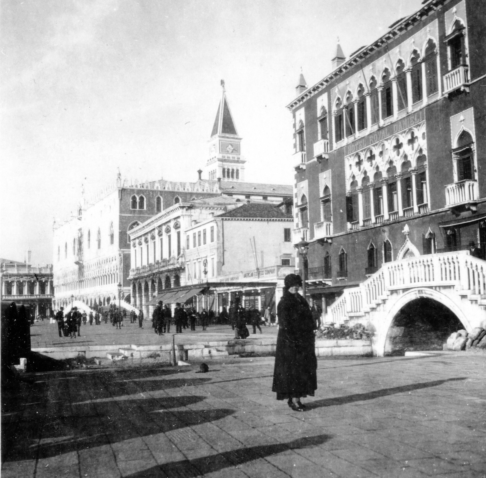 Italy, Venice, Riva degli Schiavoni, háttérben a Dózse-palota és a Szent Márk-székesegyház harangtornya., 1931, Teodoro Wolf-Ferrari, bridge, canal, bell tower, Fortepan #70282