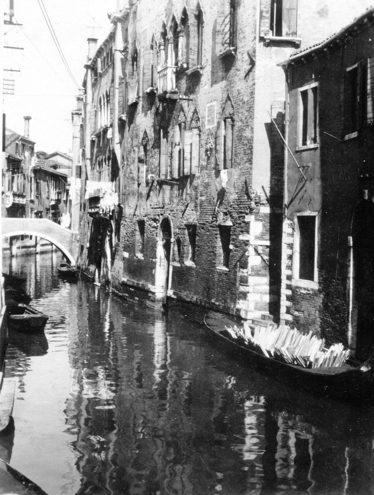 Italy, Venice, Rio dell'Arco, a Ponte Storto felől a Ponte de la Grana felé nézve., 1933, Teodoro Wolf-Ferrari, rowing boat, canal, Fortepan #70287
