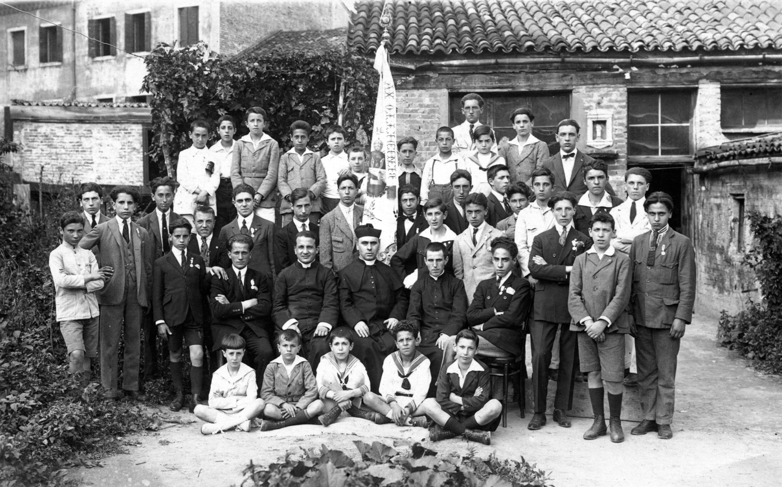 1920, Teodoro Wolf-Ferrari, zászló, csoportkép, fiúk, pap, matrózblúz, kitüntetés, Fortepan #70296