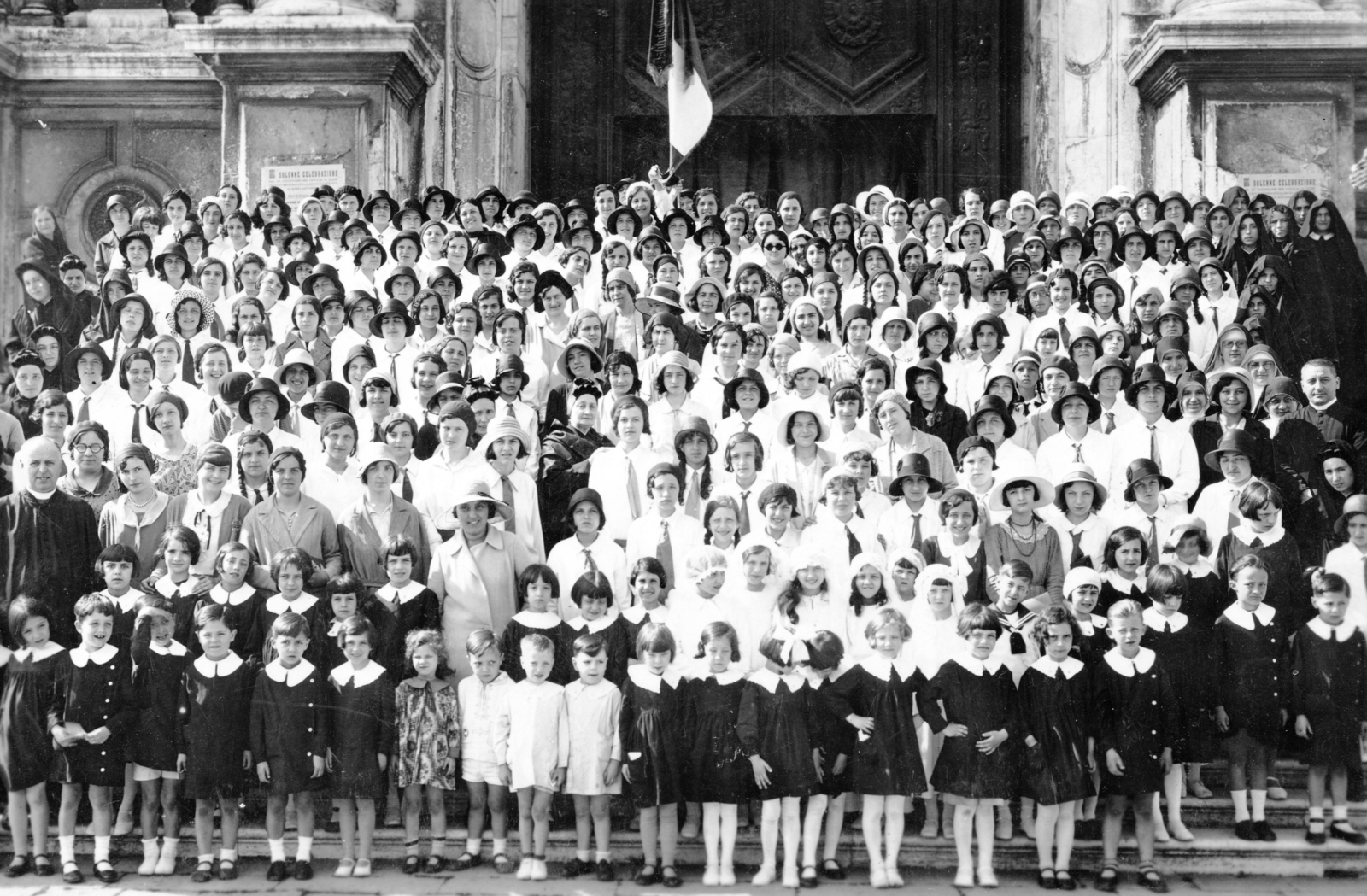 Italy, Venice, a Santa Maria della Salute bazilika bejárata., 1925, Roberto Urban, hat, church, flag, priest, tableau, women, nun, kids, girl, Fortepan #70305