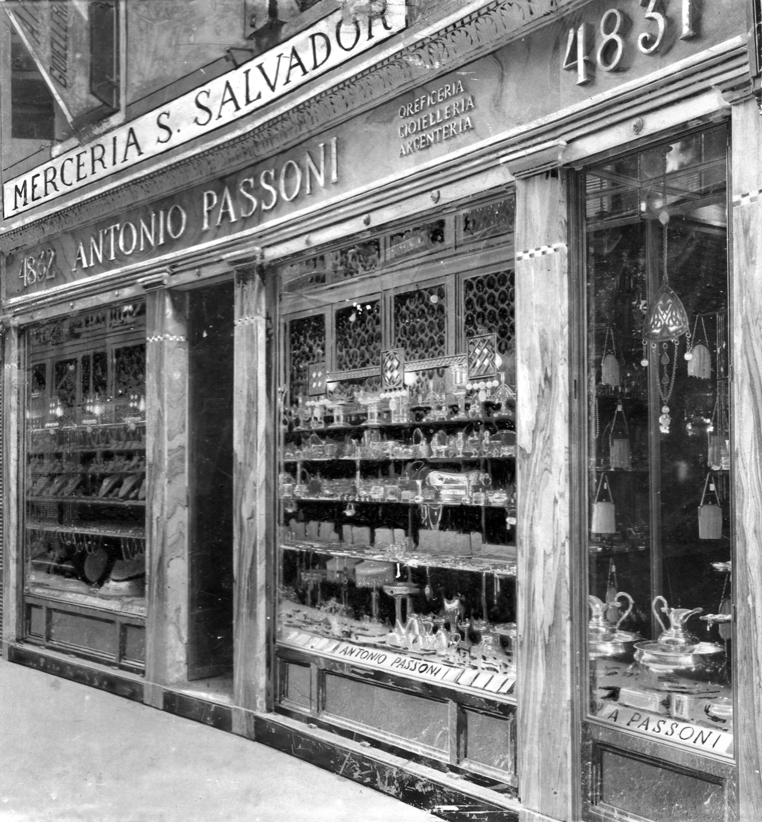 Italy, Venice, Merceria San Salvador, a San Marco N. 4831 épület., 1921, Teodoro Wolf-Ferrari, Show window, store display, watch jewelry store, house number sign, silversmith, Fortepan #70307