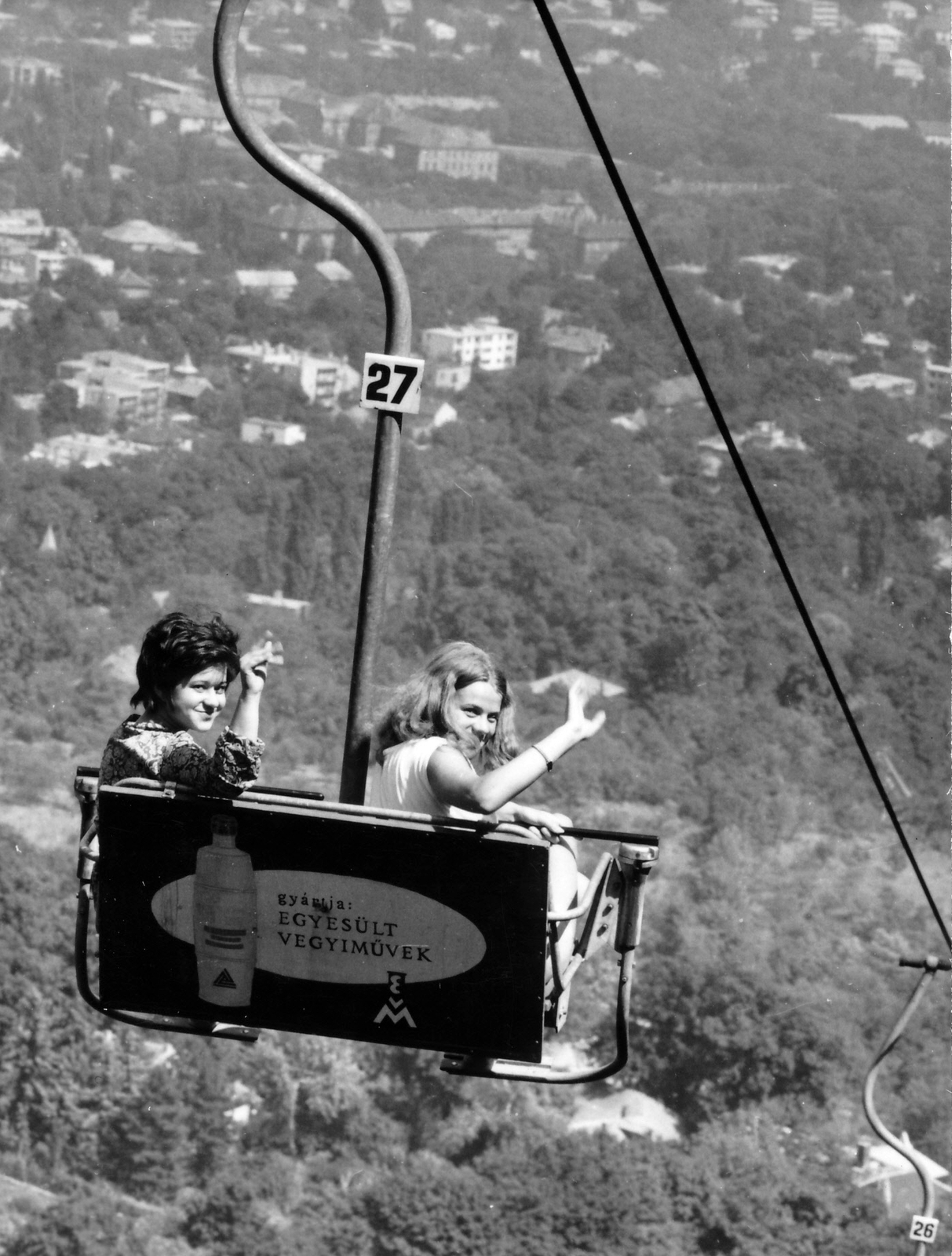 Hungary, Budapest XII., Jánoshegy, Libegő., 1970, Hegyvidéki Helytörténeti Gyűjtemény, ad, label, girl, double portrait, Budapest, wave, chairlift, Fortepan #70330