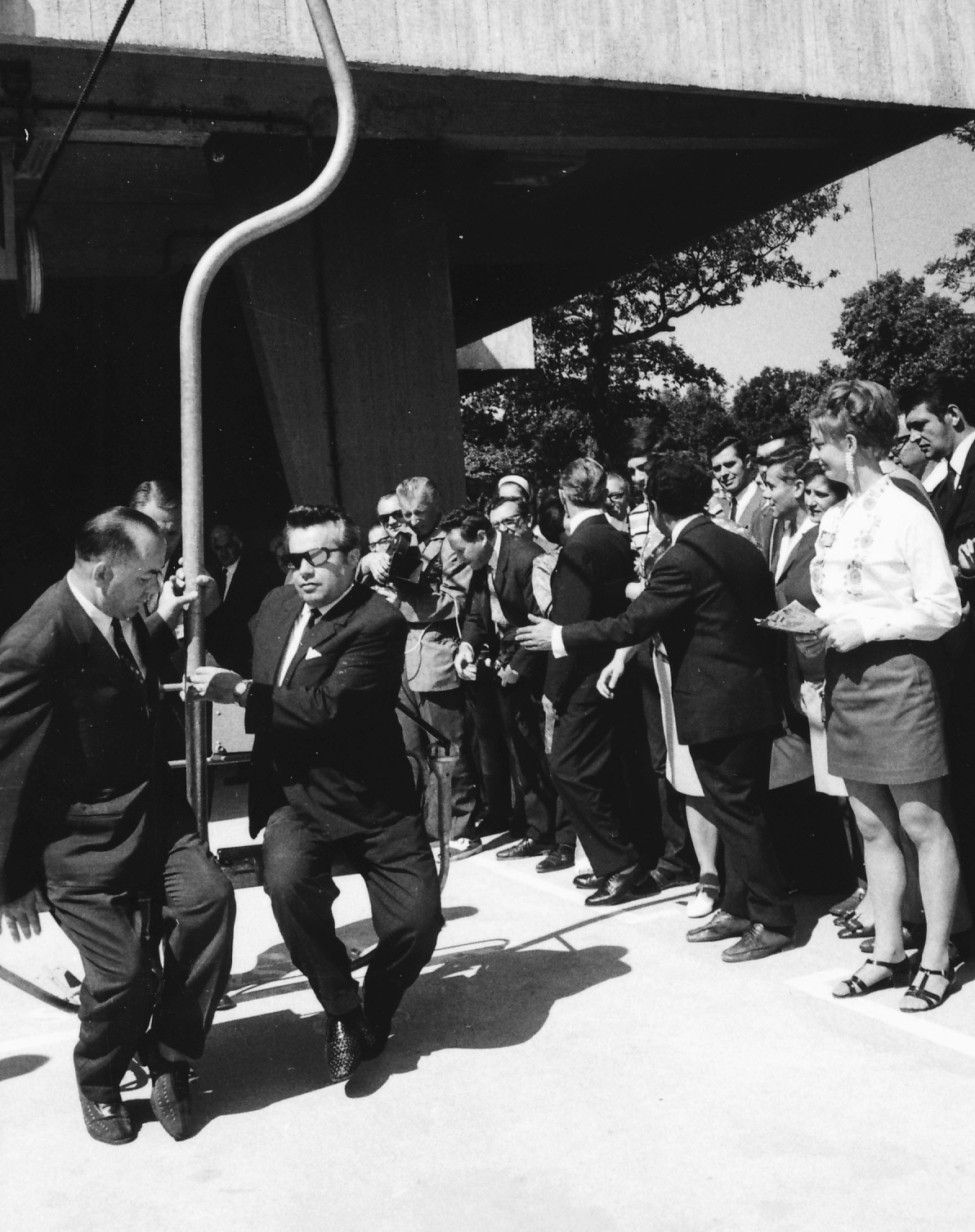 Hungary, Budapest XII., Jánoshegy, a Libegő végállomása, átadási ünnepség., 1970, Hegyvidéki Helytörténeti Gyűjtemény, shades, Budapest, chairlift, Fortepan #70331