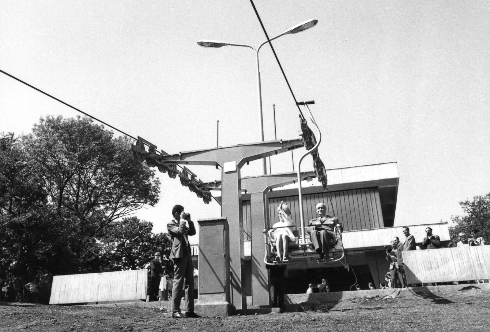 Hungary, Budapest XII., Jánoshegy, a Libegő végállomása, átadási ünnepség. A Libegő ülésén Dr. Csanádi György közlekedési és postaügyi miniszter., 1970, Hegyvidéki Helytörténeti Gyűjtemény, double portrait, cableway, photographer, Budapest, chairlift, public lighting, Fortepan #70332