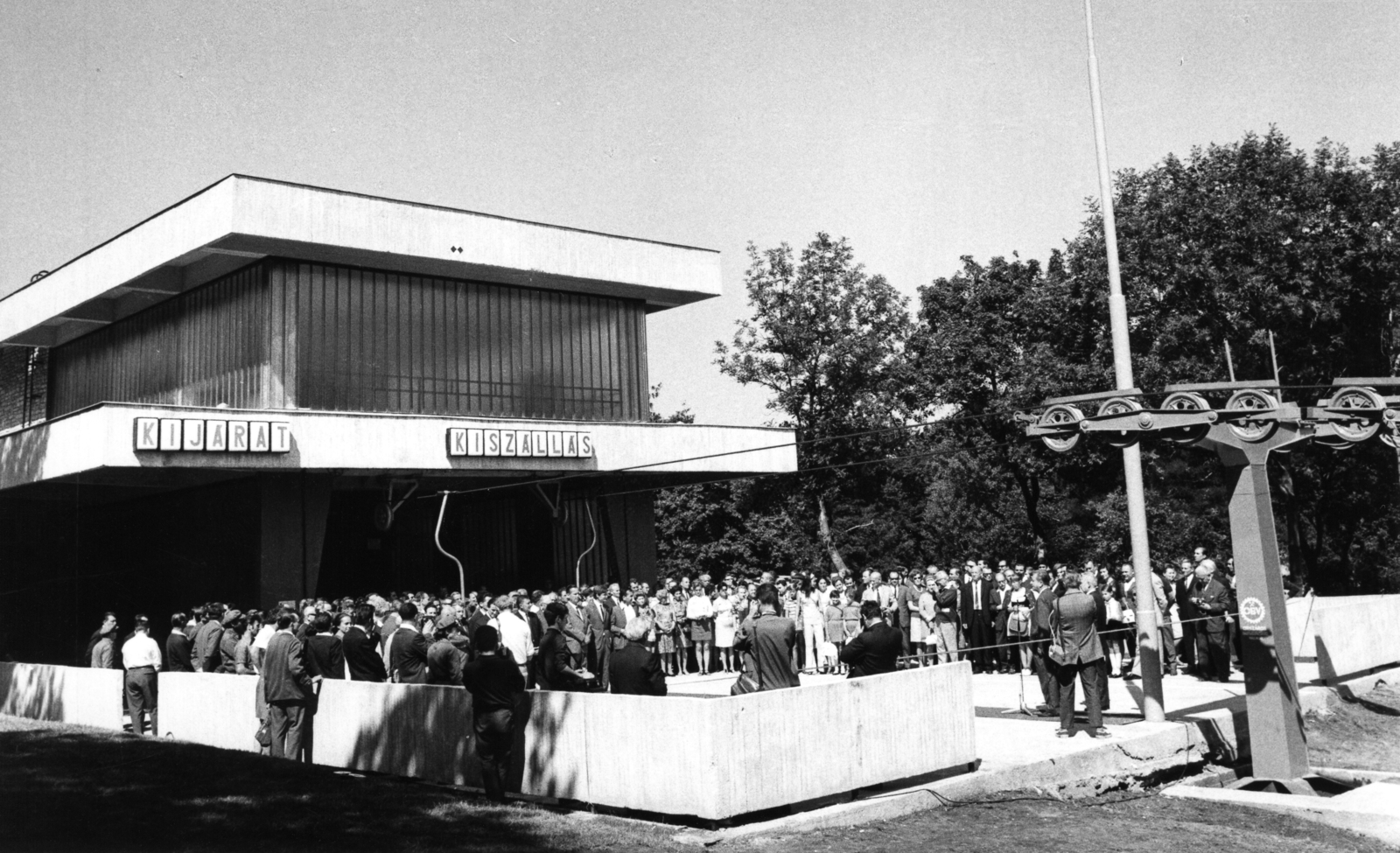 Hungary, Budapest XII., Jánoshegy, a Libegő végállomása, átadási ünnepség. A mikrofonnál Bartos István a Fővárosi Tanács VB elnökhelyettese., 1970, Hegyvidéki Helytörténeti Gyűjtemény, label, tableau, neon sign, Budapest, chairlift, Fortepan #70339