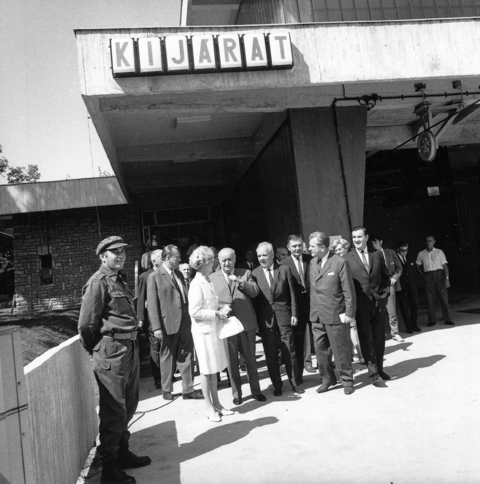 Hungary, Budapest XII., Jánoshegy, a Libegő végállomása, átadási ünnepség. Elöl jobbról a második Bartos István a Fővárosi Tanács VB elnökhelyettese, a negyedik Dr. Csanádi György közlekedési és postaügyi miniszter., 1970, Hegyvidéki Helytörténeti Gyűjtemény, Workers' Militia, cap, handbag, neon sign, Budapest, chairlift, Fortepan #70340