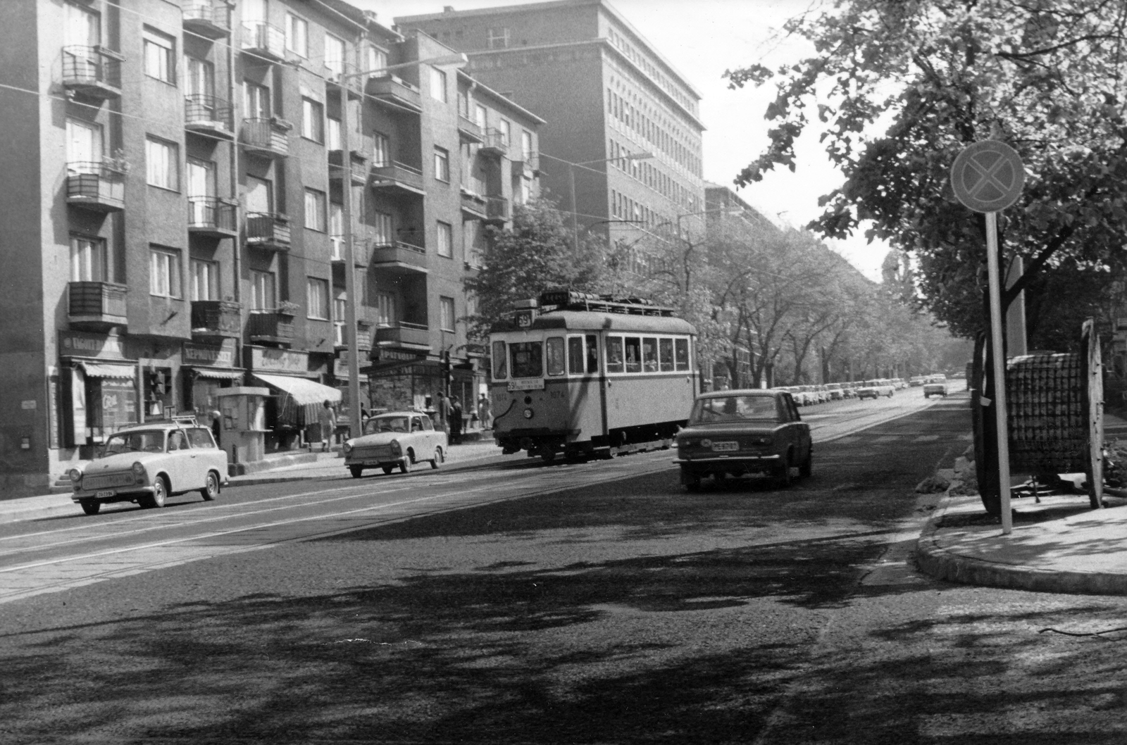 Hungary, Budapest XII., a Böszörményi út a Királyhágó (Joliot-Curie) térnél., 1975, Hegyvidéki Helytörténeti Gyűjtemény, sign-board, Trabant-brand, street view, booth, Lada-brand, tram, newsstand, number plate, candy store, cable drum, Budapest, public transport line number, Fortepan #70347
