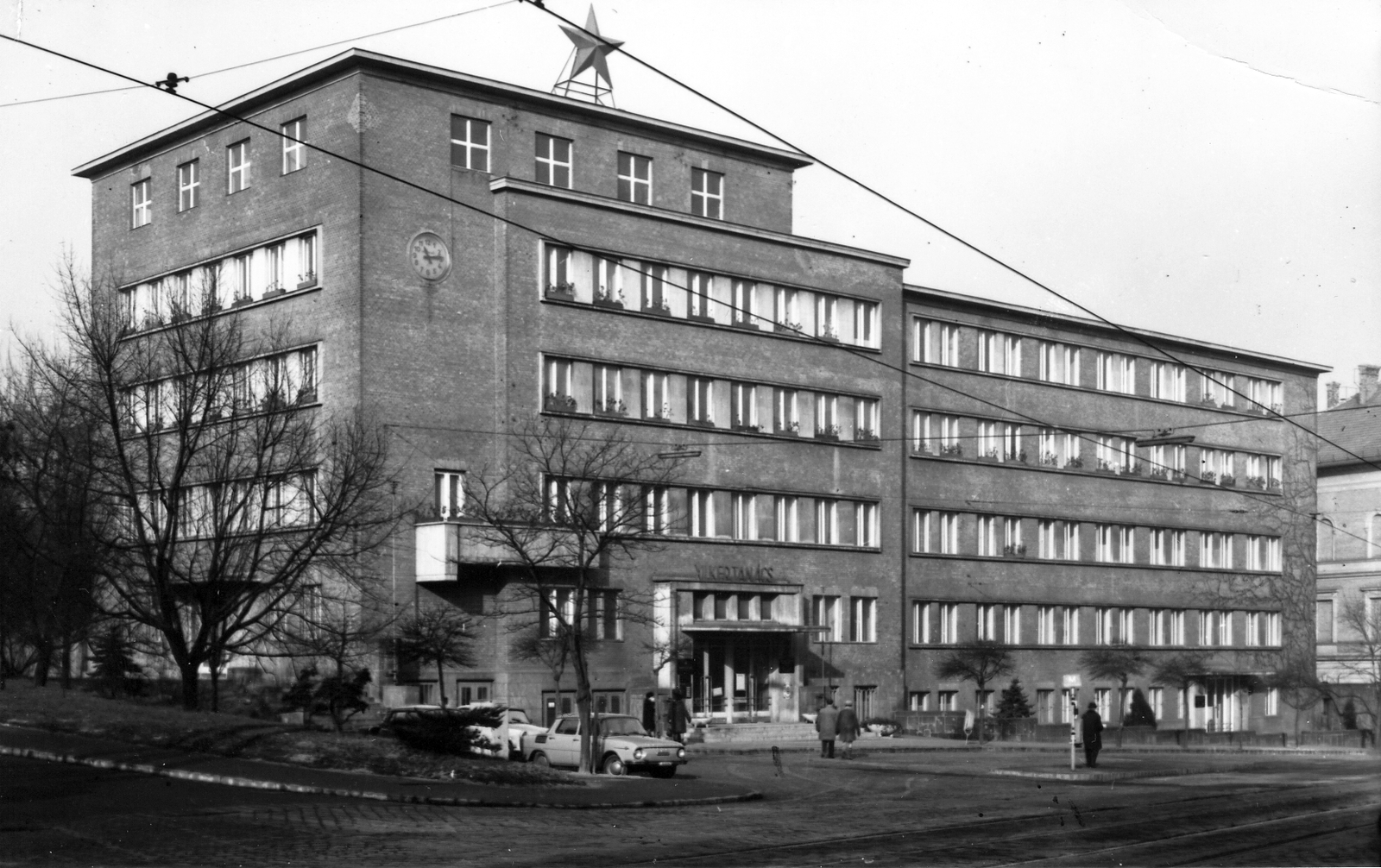 Magyarország, Budapest XII., Böszörményi út, a kerületi Tanács (később Polgármesteri Hivatal) a Kiss János altábornagy utca felől nézve., 1975, Hegyvidéki Helytörténeti Gyűjtemény, óra, vörös csillag, villamosmegálló, Skoda 100, Budapest, középület, Fortepan #70348