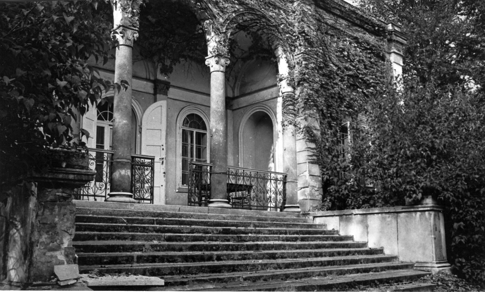Magyarország, Budapest XII., Budakeszi út 36., Ybl villa., 1966, Hegyvidéki Helytörténeti Gyűjtemény, épített örökség, korlát, repkény, oszlop, Hild József-terv, Budapest, Fortepan #70349