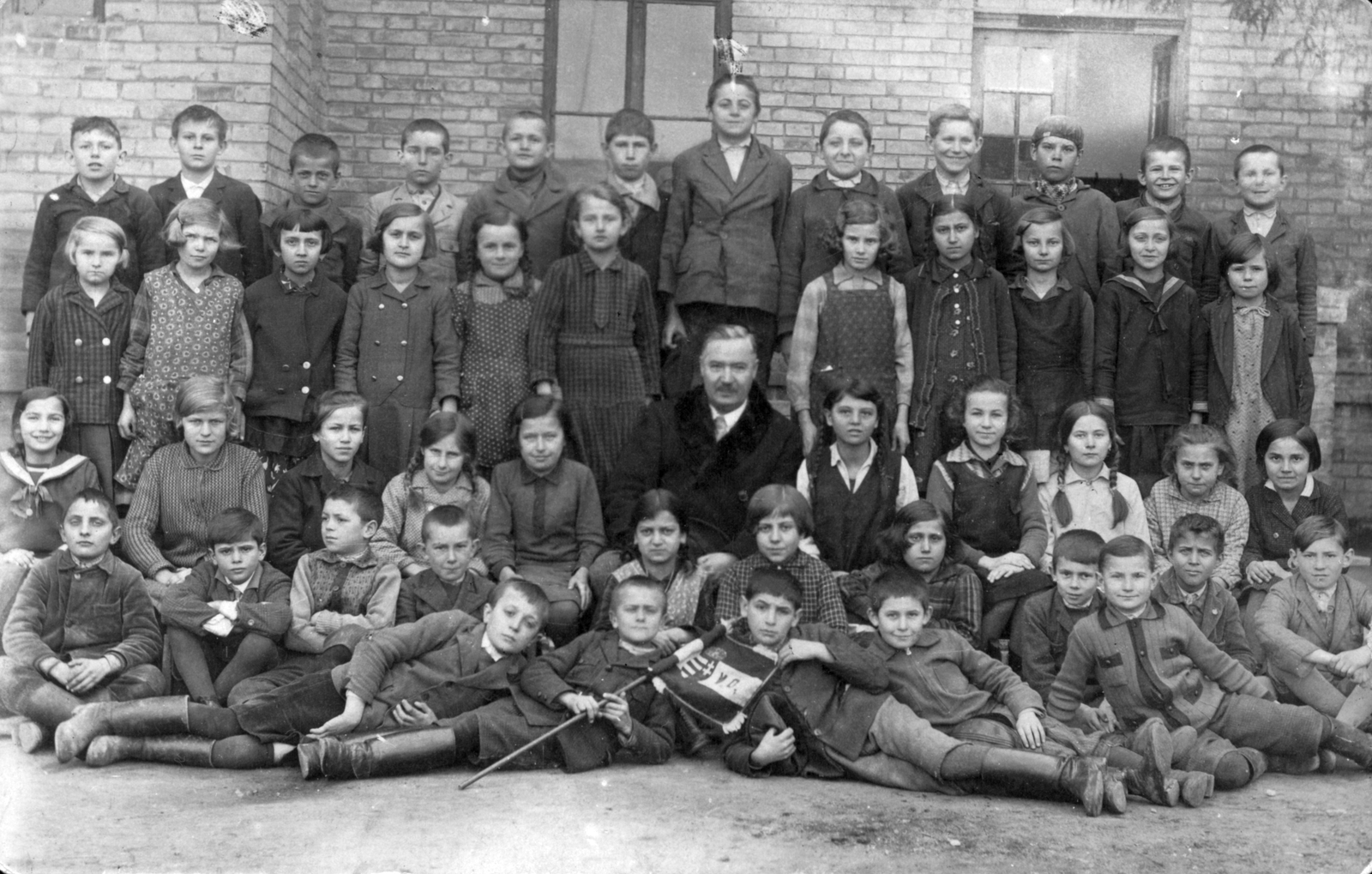 Hungary, Dunavecse, 1941, Jáki László, flag, class photo, crest, Fortepan #70365