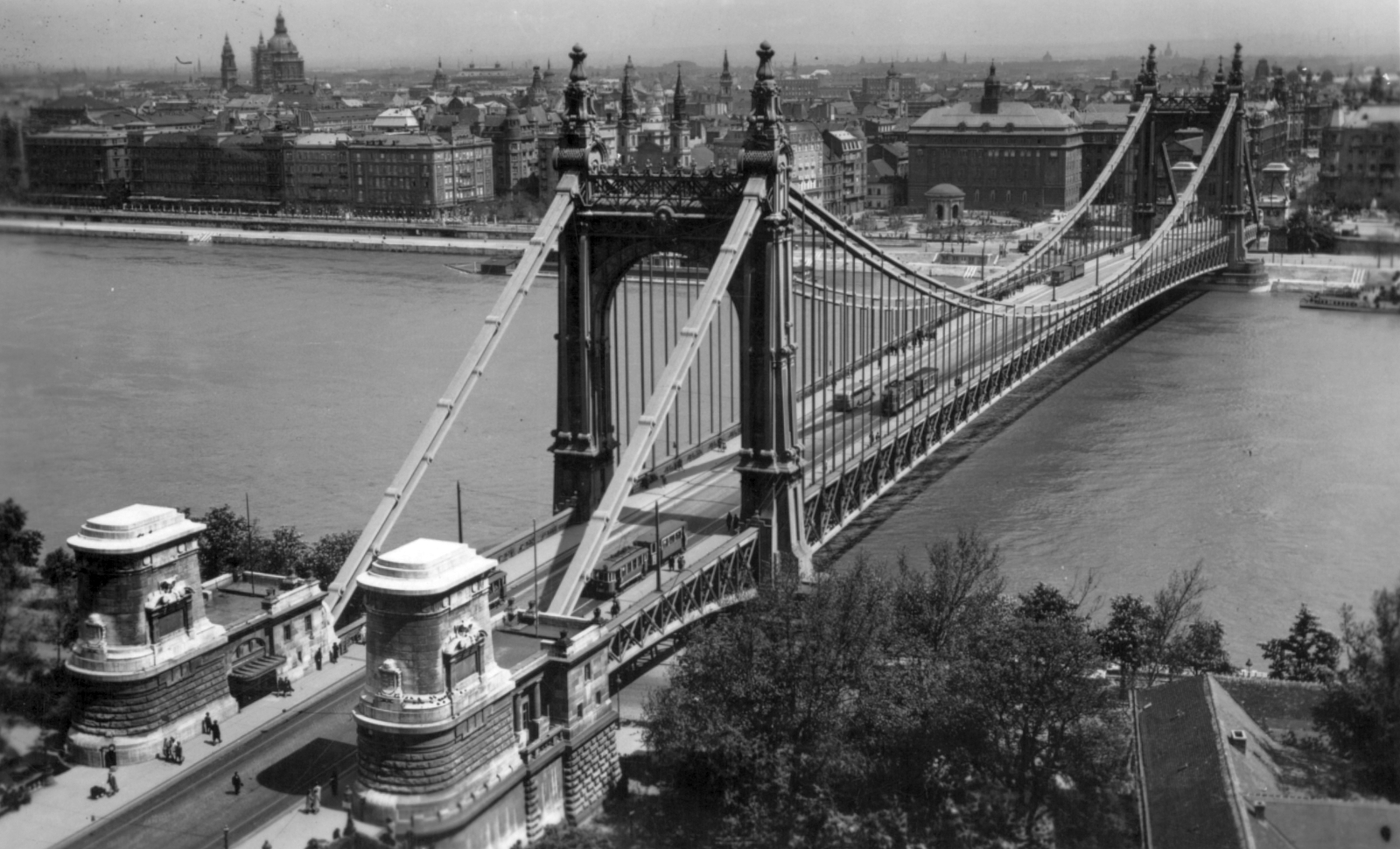 Hungary, Budapest V.,Budapest I., Erzsébet híd a Gellérthegyről nézve., 1941, Jáki László, bridge, picture, Danube, eclectic architecture, Budapest, suspension bridge, Antal Kherndl-design, Aurél Czekelius-design, Fortepan #70368