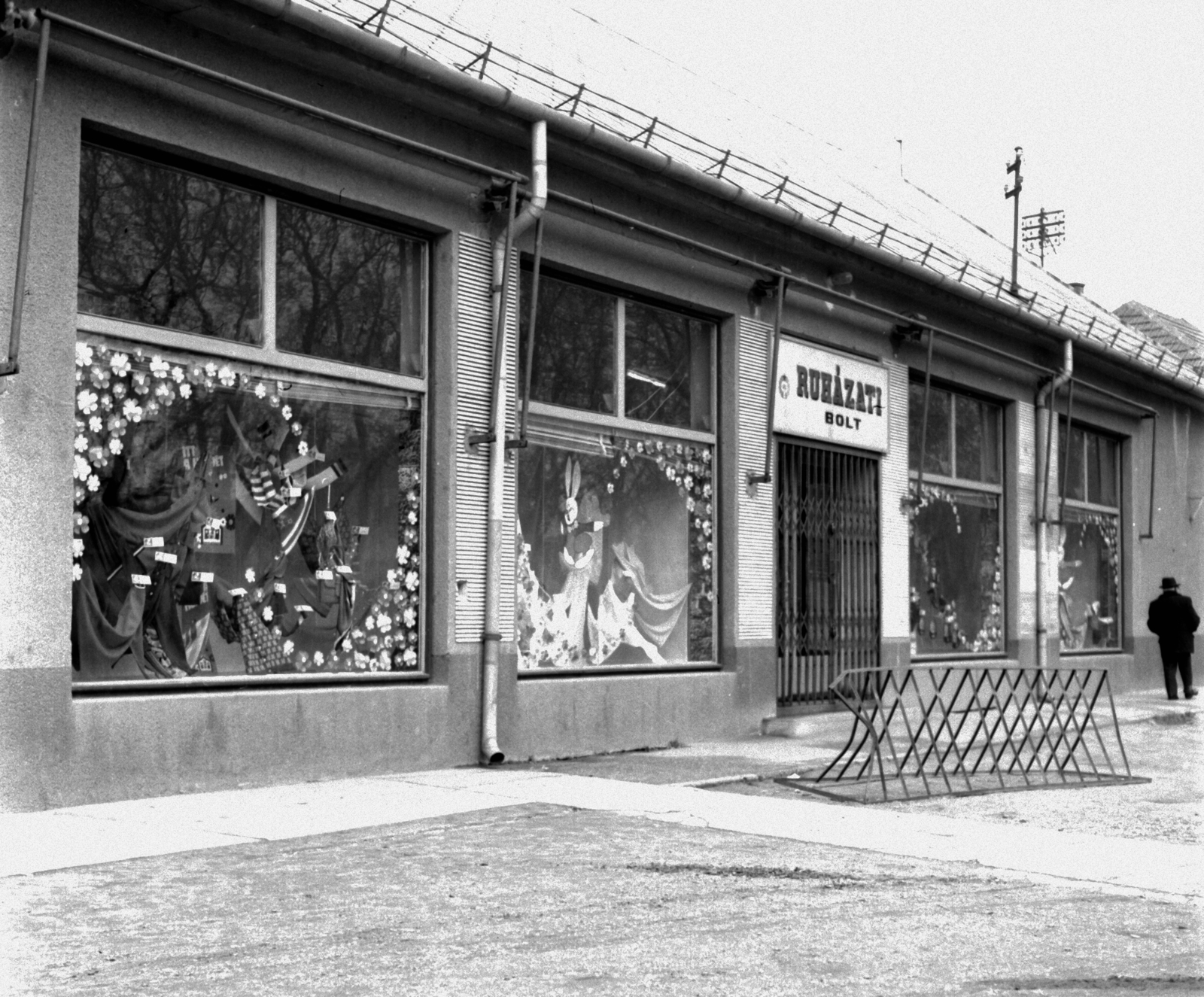 Hungary, Dunavecse, Hősök (Petőfi) tér, ÁFÉSZ Ruházati bolt., 1975, Jáki László, Show window, store display, clothing store, bicycle holder, Fortepan #70372