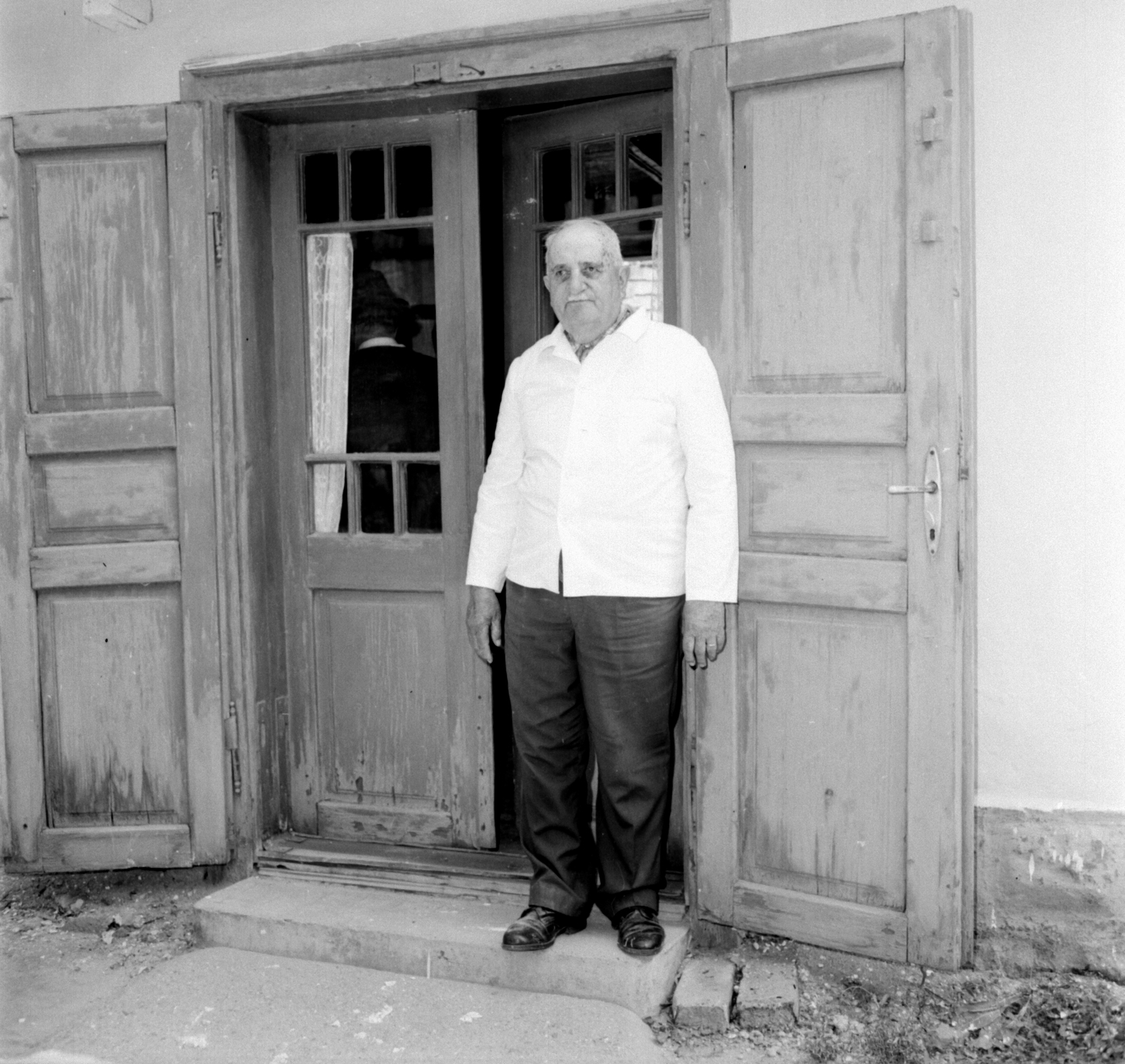 Hungary, Dunavecse, borbély., 1975, Jáki László, portrait, store display, Fortepan #70377
