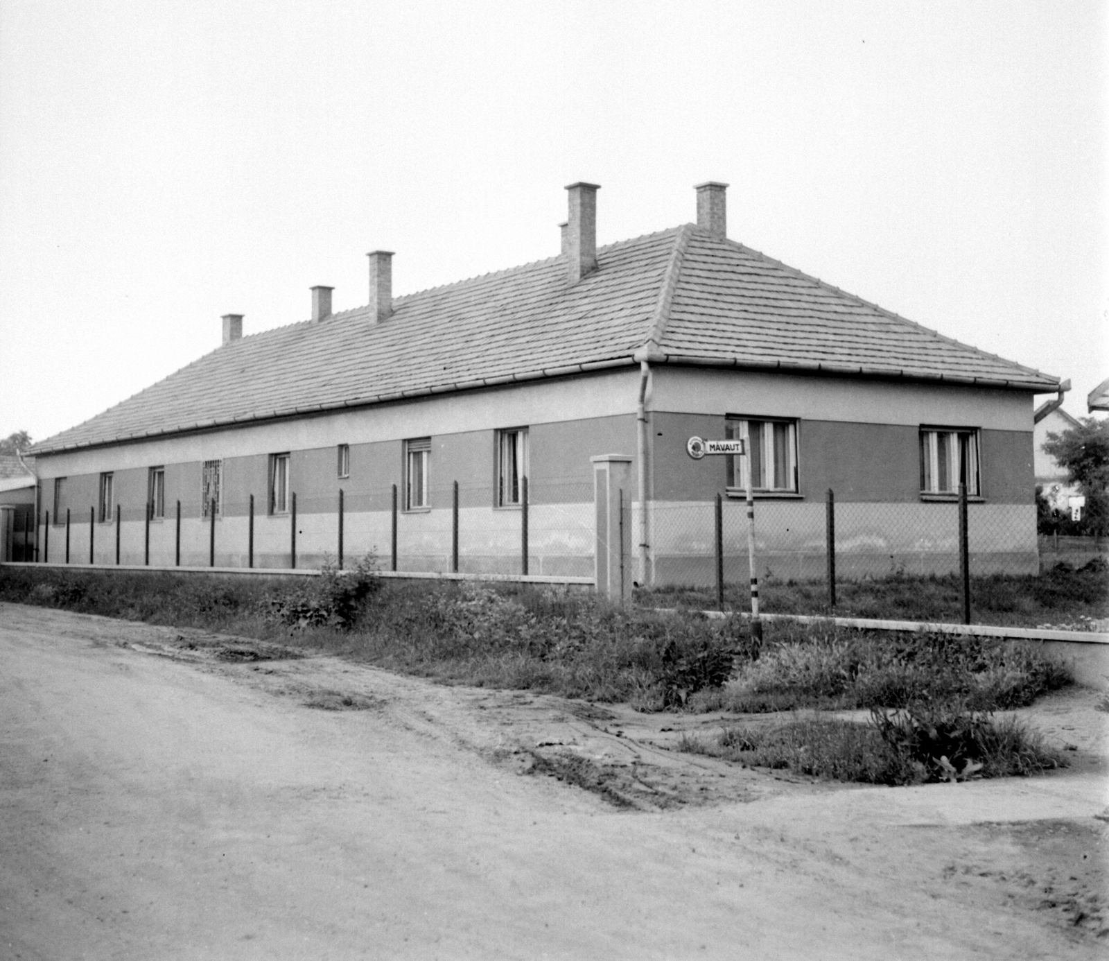 1975, Jáki László, MÁVAUT-organisation, dirt road, bus stop, Fortepan #70382