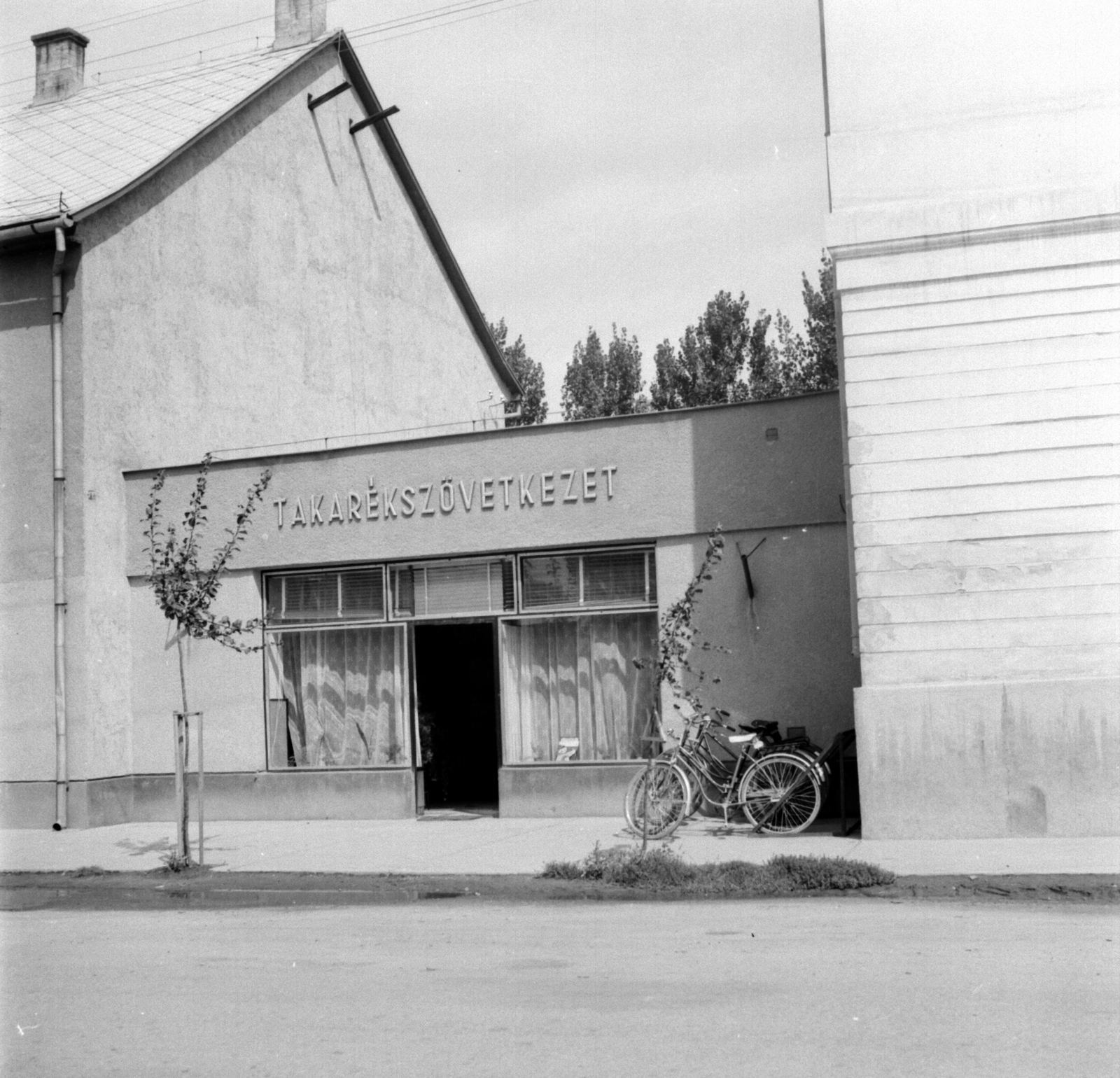 Hungary, Szabadszállás, Kossuth Lajos út, Takarékszövetkezet., 1975, Jáki László, bicycle, saving co-operative, Fortepan #70393