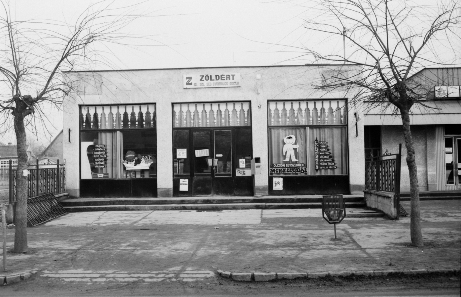 Hungary, Dunavecse, Fő (Vöröshadsereg) út 49., Zöldért üzlet., 1975, Jáki László, store display, Fortepan #70408